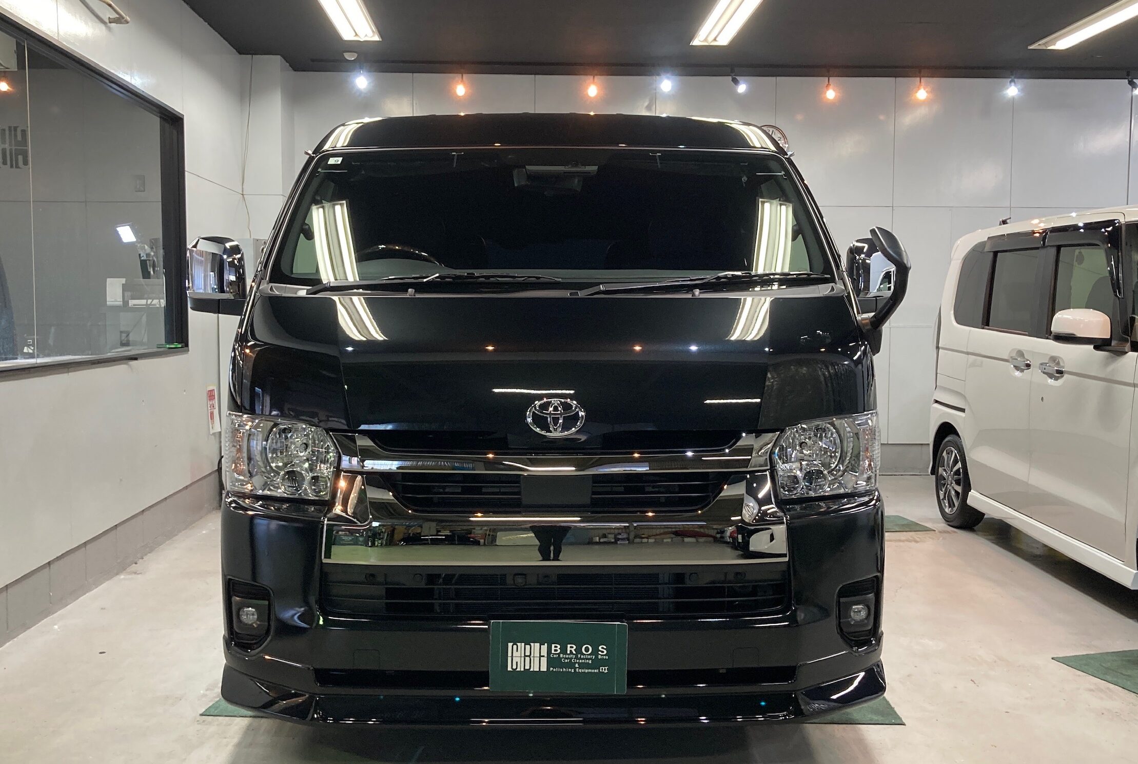 洗車が楽になる！】トヨタ・ハイエースワイドにガラスコーティングを