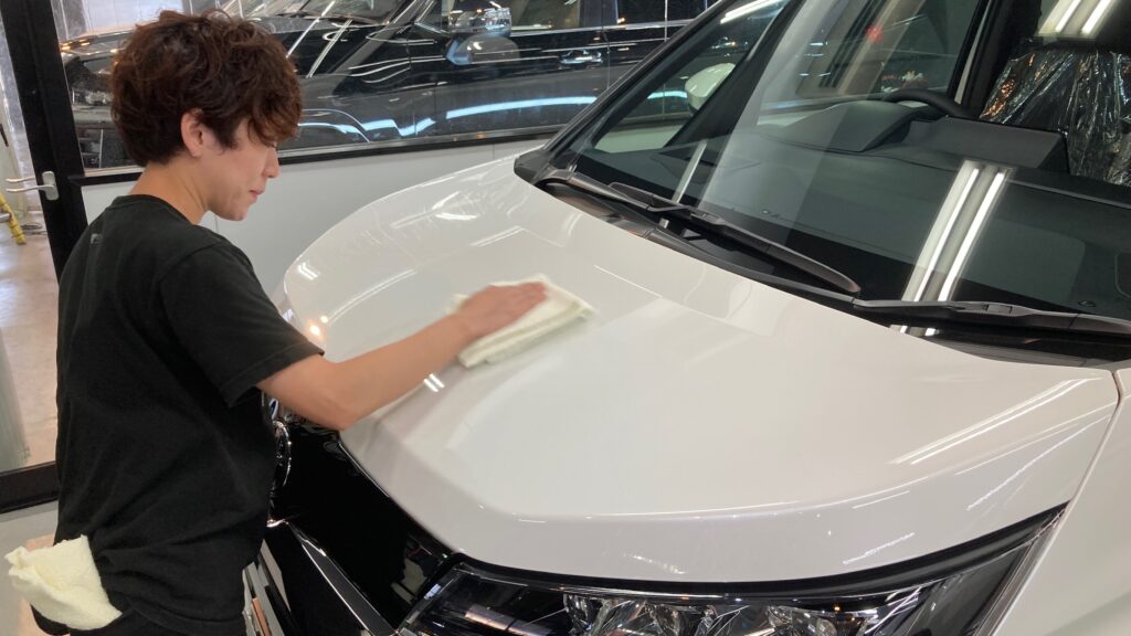 トヨタ・ノア：クラスＭ施工：仕上げ作業工程：コーティング剤を塗布しレベリングしている様子２