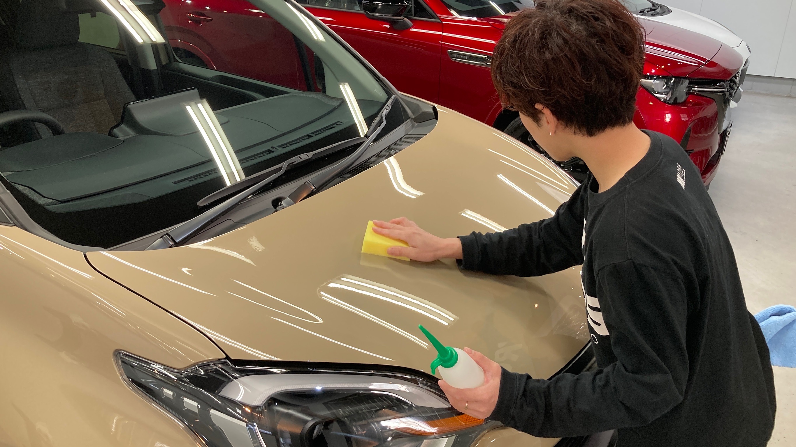 トヨタ・シエンタ：クラスM施工：仕上げ作業工程：コーティング剤を塗布している様子