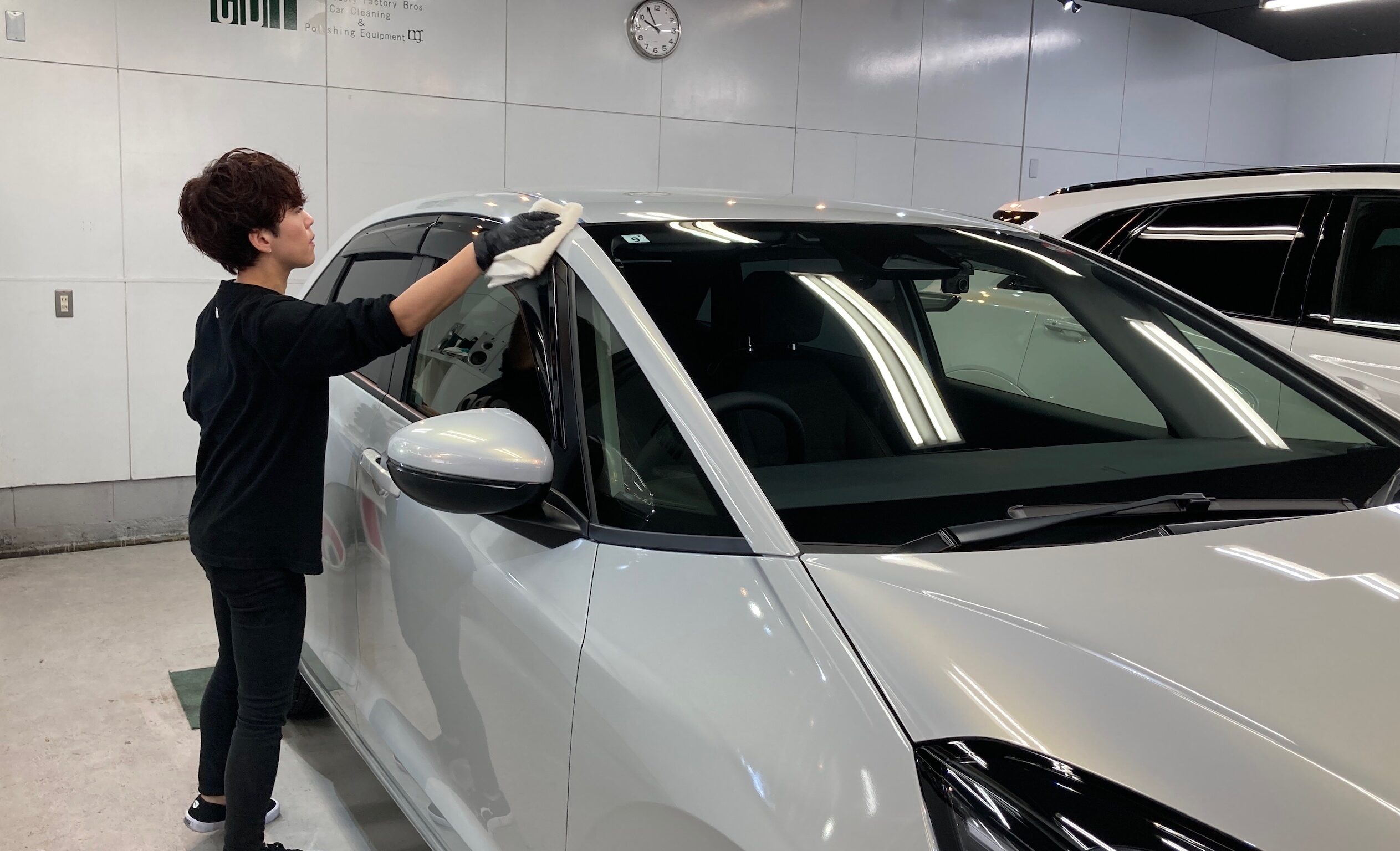 ホンダ・フィット：クラスM施工：仕上げ作業工程：コーティング剤を塗布し、レベリングしている様子２