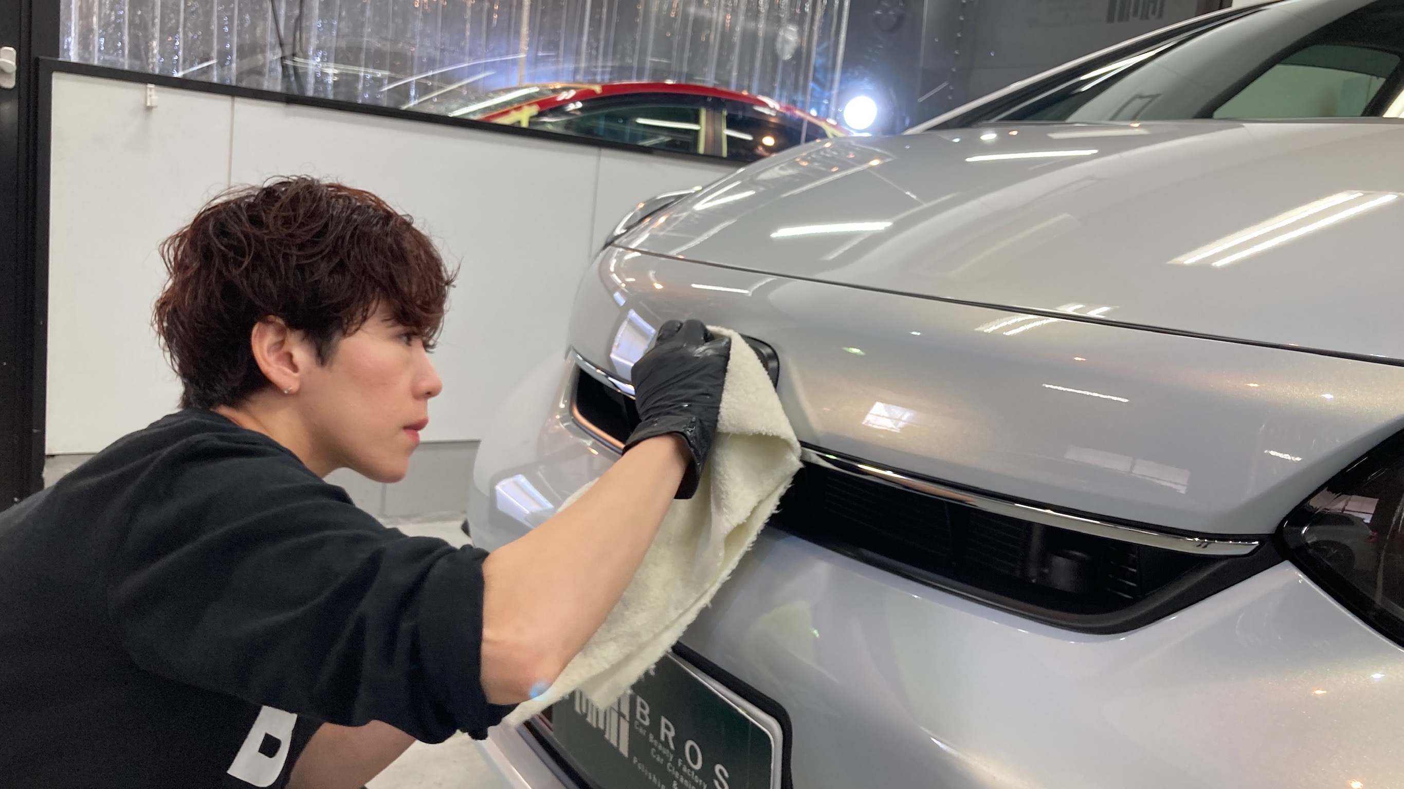 ホンダ・フィット：クラスM施工：仕上げ作業工程：細部を拭き上げている様子