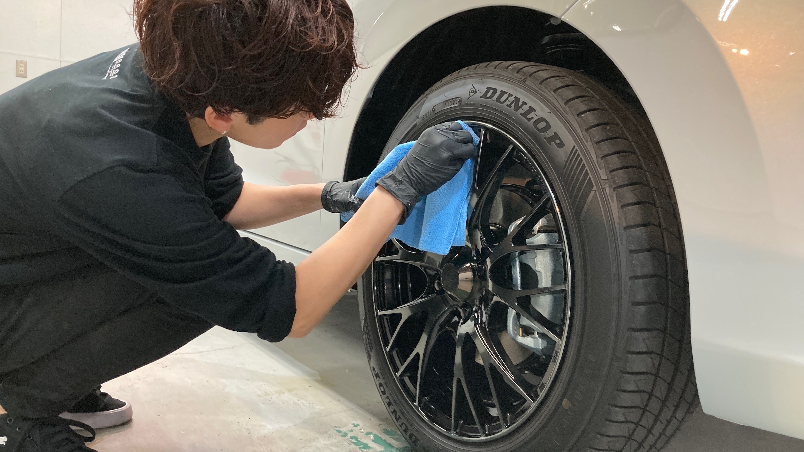 ホンダ・フィット：クラスM施工：仕上げ作業工程：ホイールを拭き上げている様子