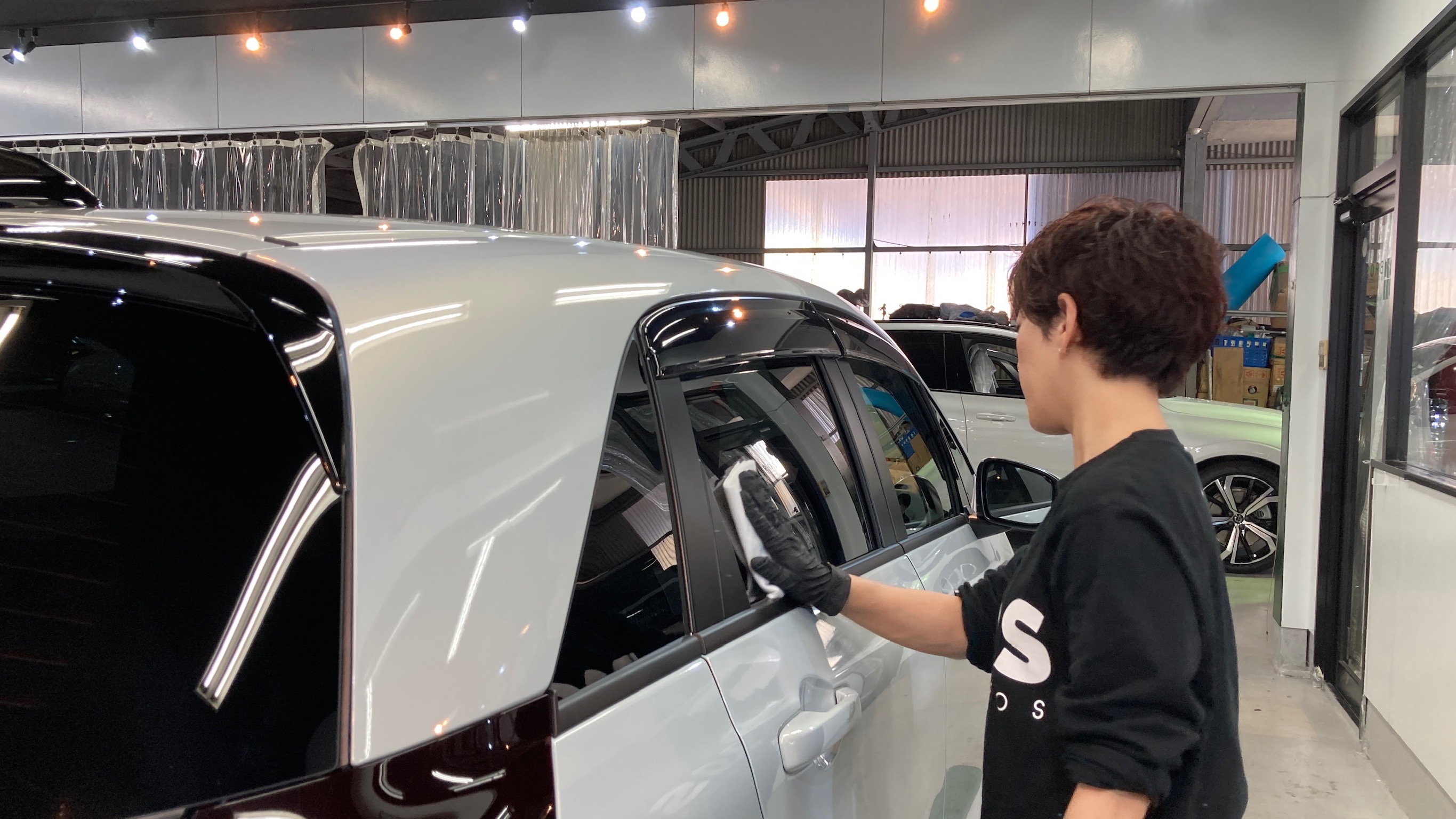 ホンダ・フィット：クラスM施工：仕上げ作業工程：愛車パックを施工している様子２