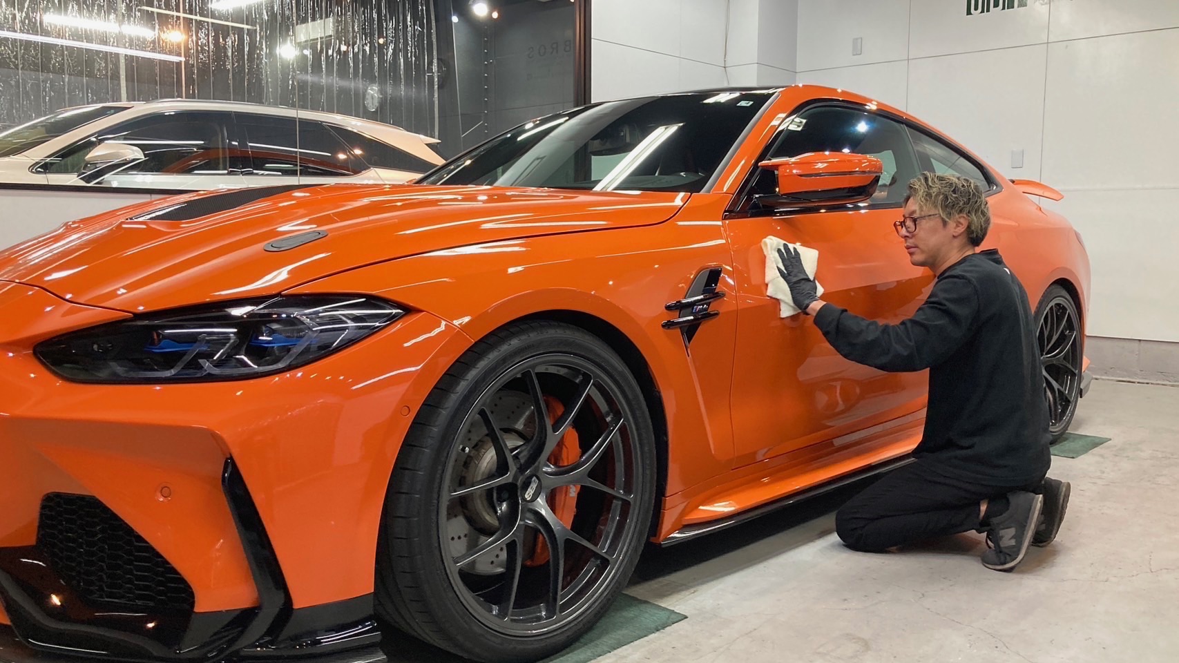 BMW・M4：クラスM施工：仕上げ作業工程：最終チェックをしている様子２