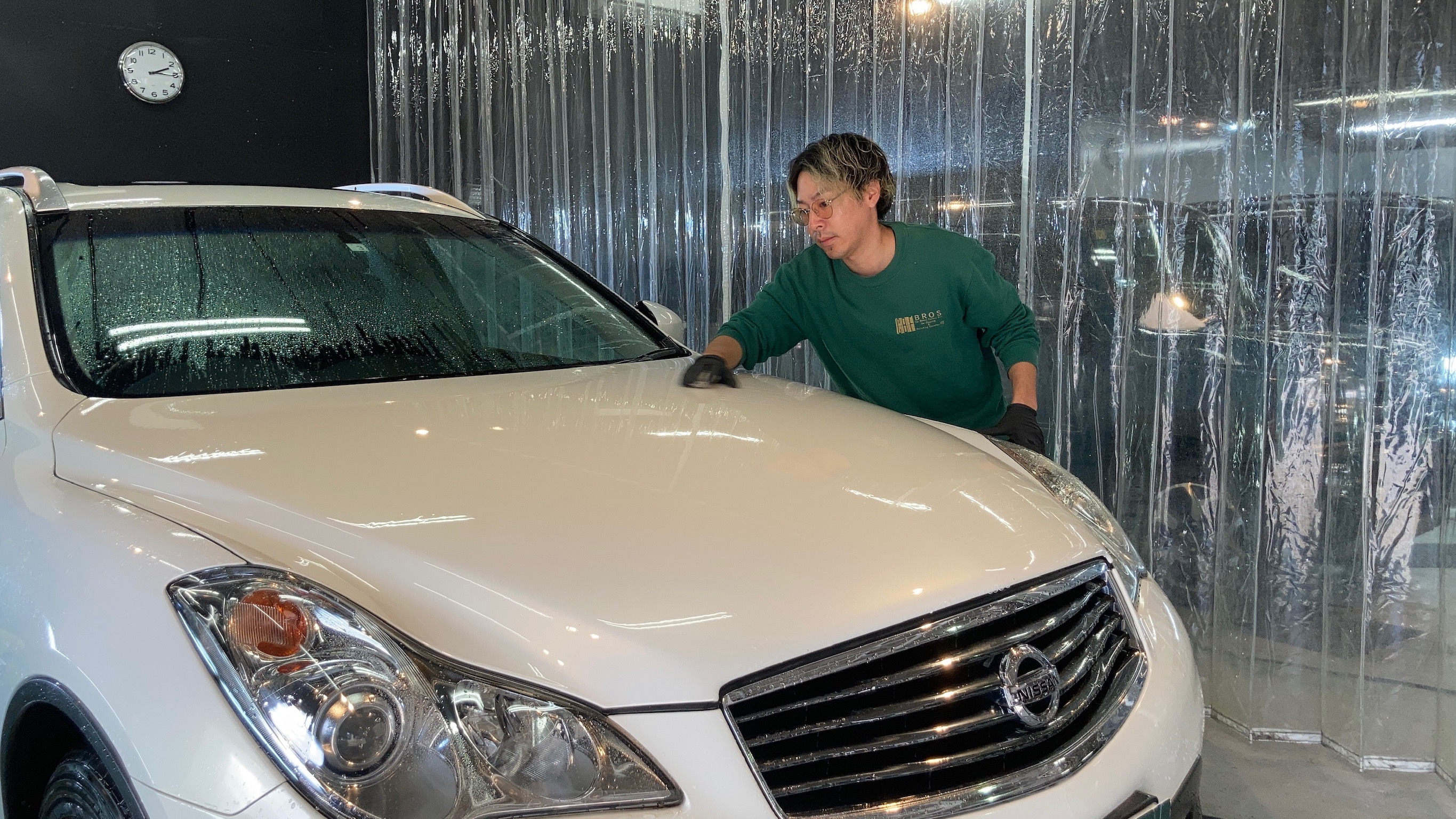日産・スカイライン：クラスＭ施工：下地処理工程：鉄粉除去をしている様子