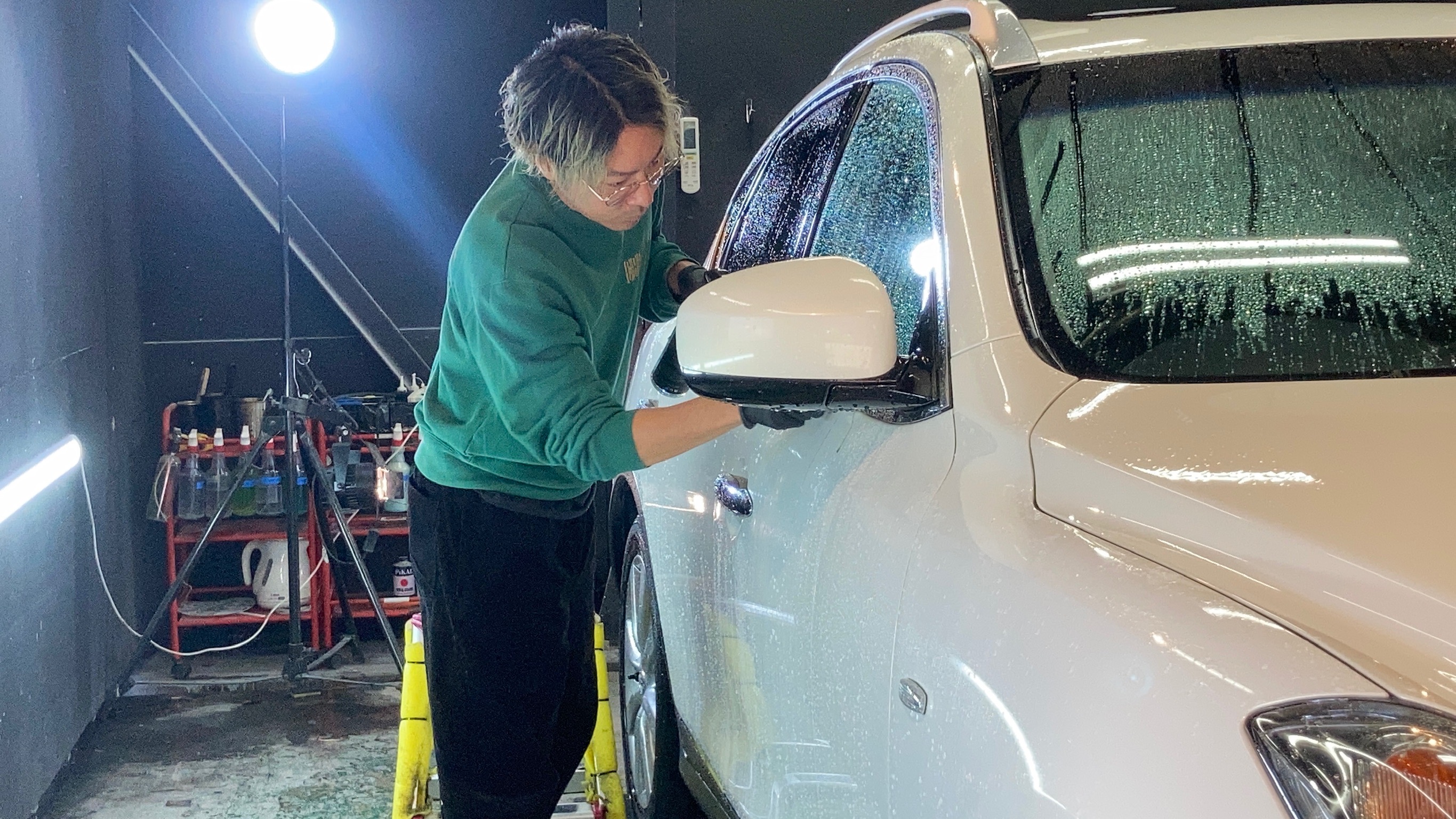 日産・スカイライン：クラスＭ施工：下地処理工程：細部を洗浄している様子