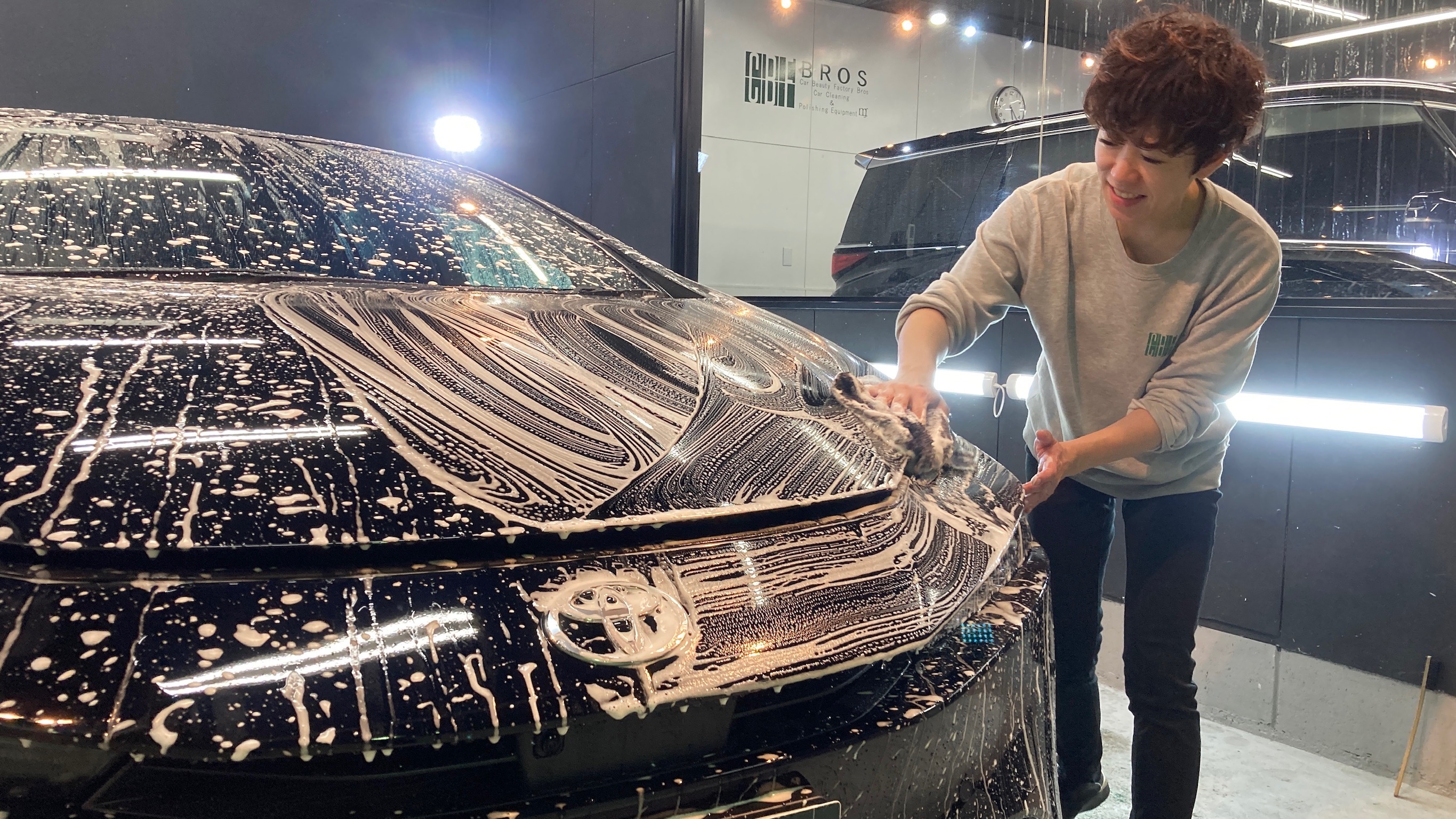 トヨタ・アルファード：クラスＭ施工：下地処理工程：洗車している様子