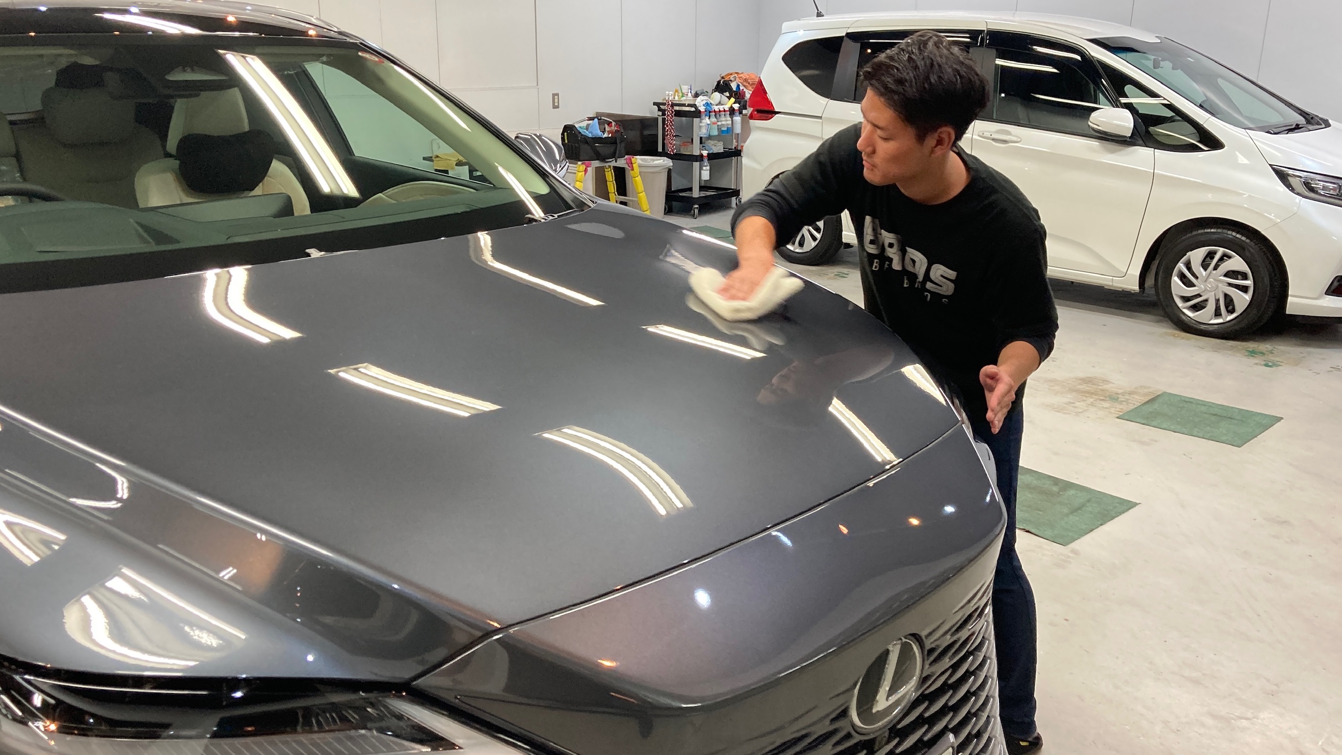 レクサス・RX：クラスM施工：仕上げ作業工程：コーティング剤を塗布しレベリングしている様子１