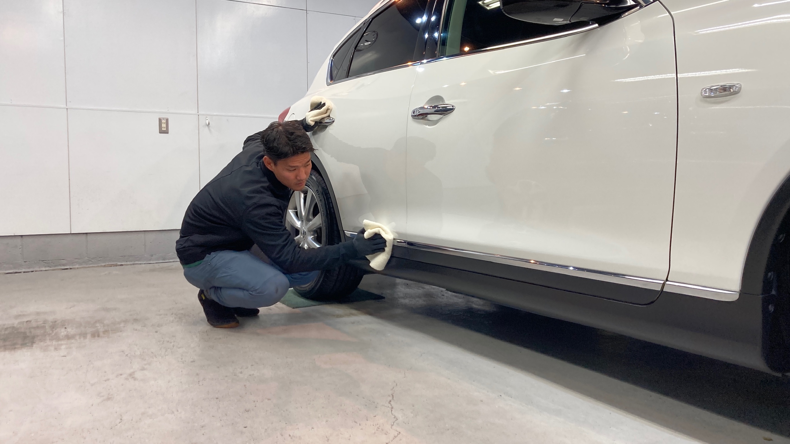 日産・スカイライン：クラスＭ施工：仕上げ作業工程：コーティング剤を塗布しレベリングしている様子