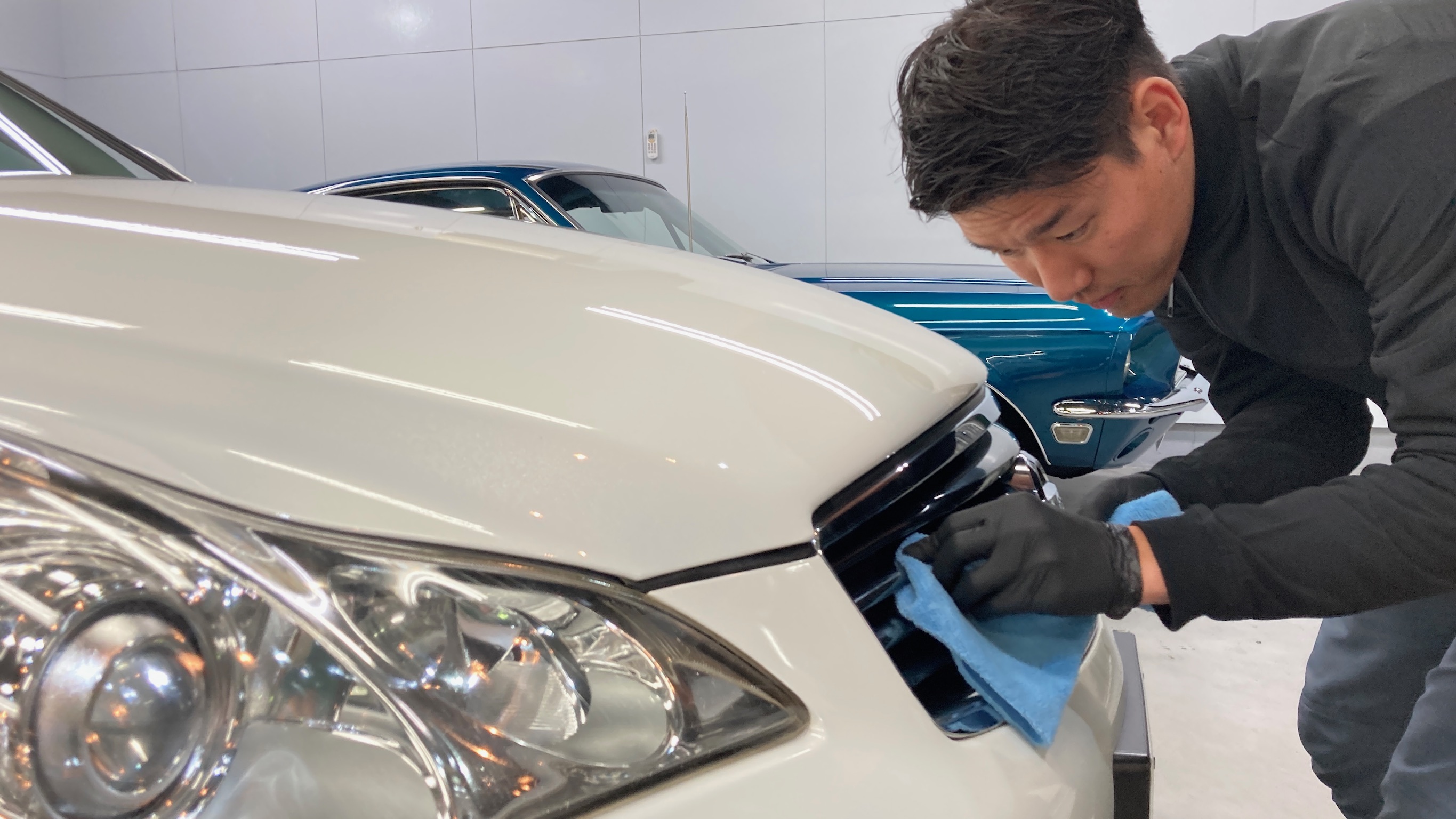 日産・スカイライン：クラスＭ施工：仕上げ作業工程：細部を拭き上げている様子