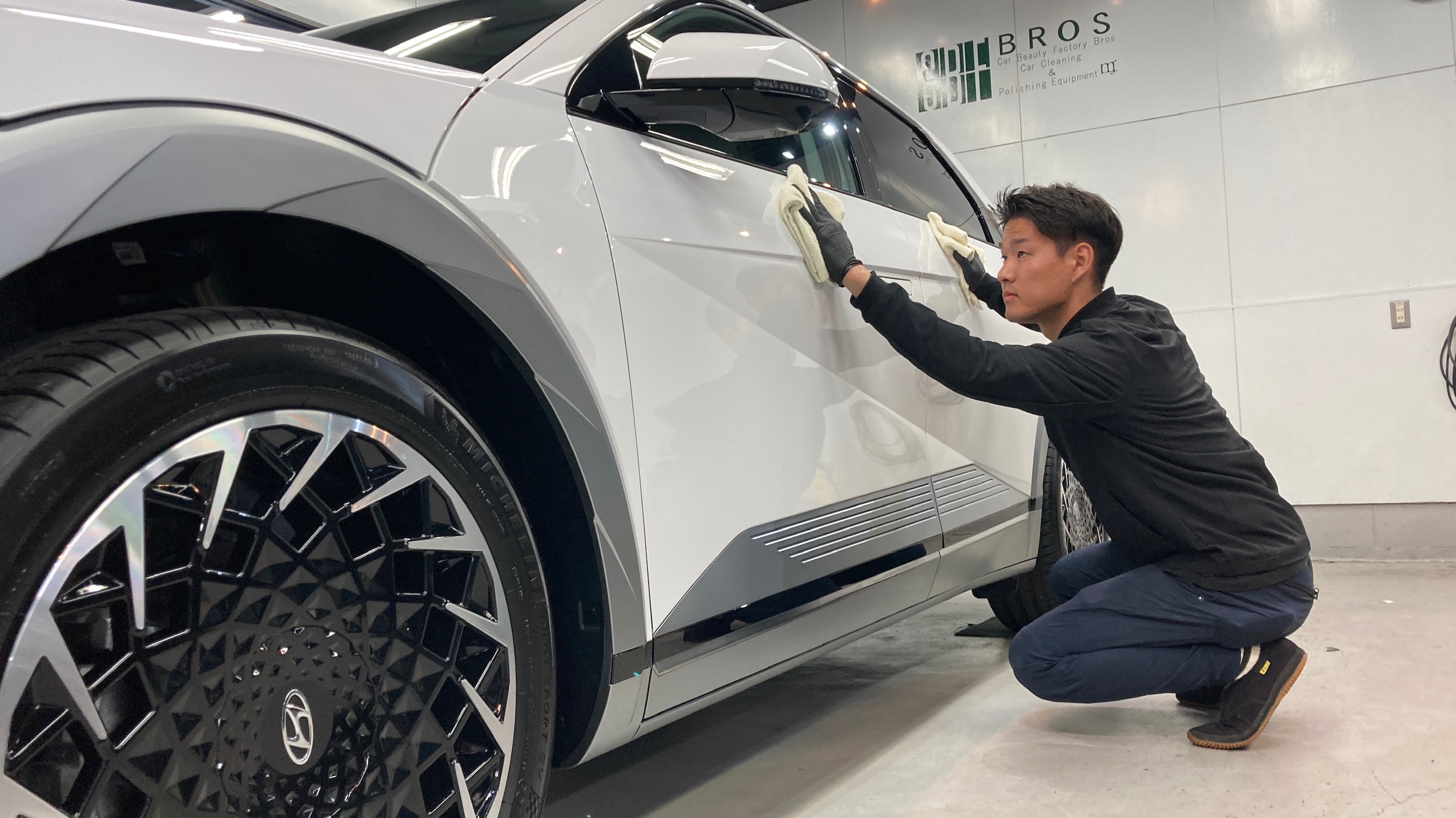ヒュンダイ・アイオニック５：クラスM施工：仕上げ作業工程：コーティング剤を塗布しレベリングしている様子２