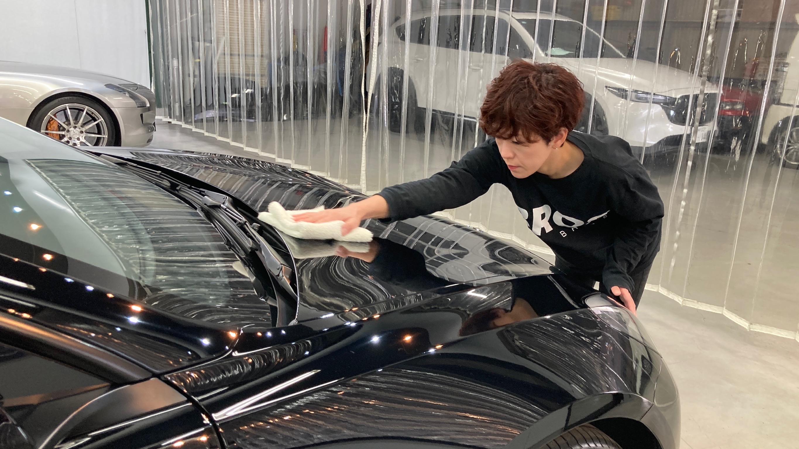 テスラ・モデル３：クラスM施工：仕上げ作業工程：コーティング剤を塗布後、レベリングしている様子１