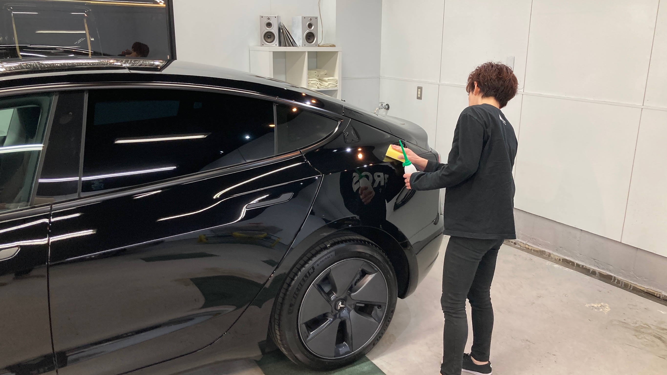 テスラ・モデル３：クラスM施工：仕上げ作業工程：コーティング剤を塗布している様子
