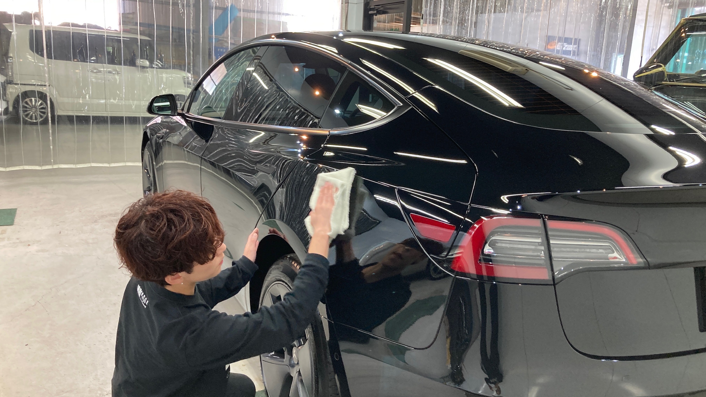 テスラ・モデル３：クラスM施工：仕上げ作業工程：コーティング剤を塗布後、レベリングしている様子２