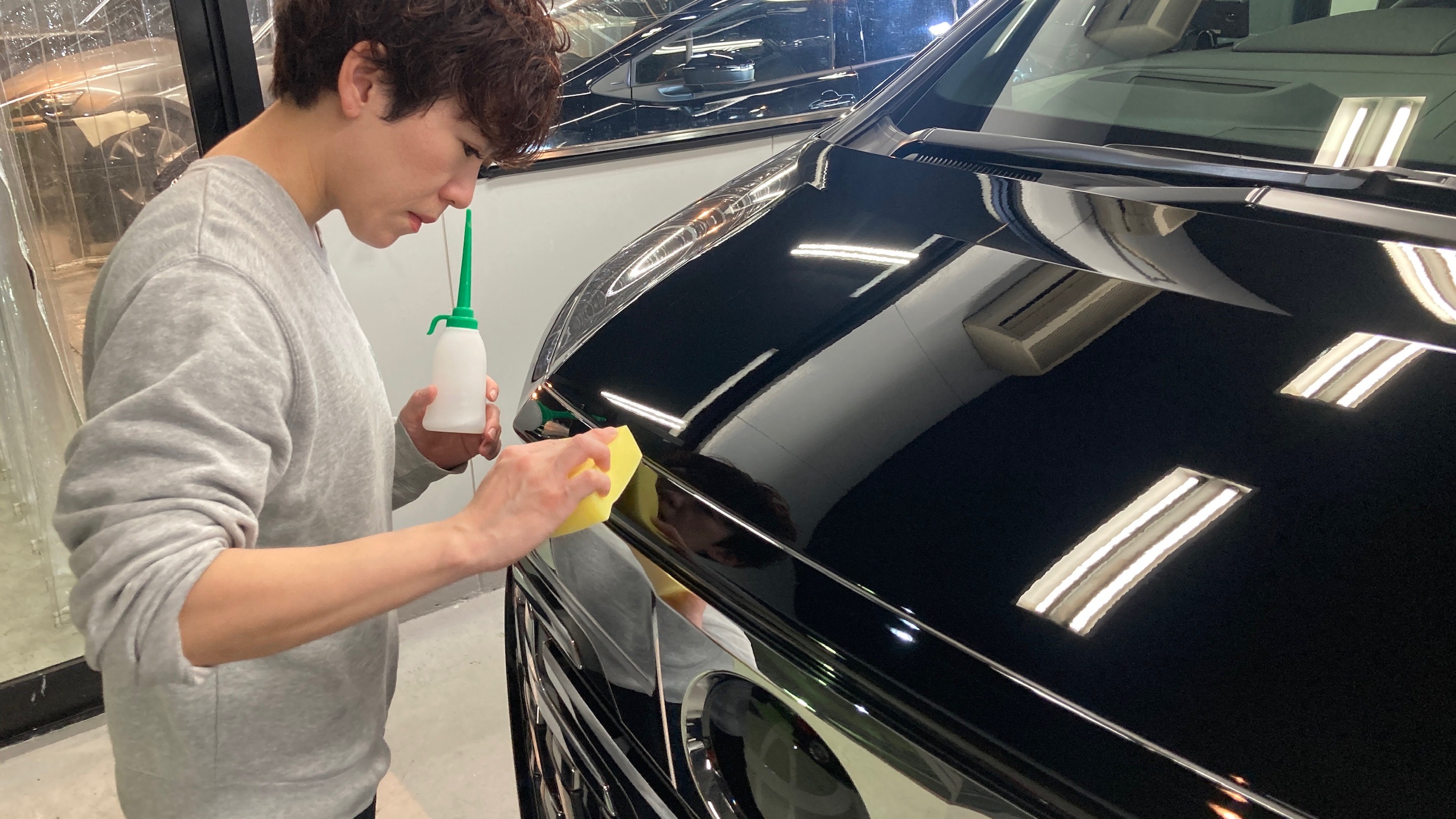 トヨタ・アルファード：クラスＭ施工：下地処理工程：コーティング剤を塗布している様子