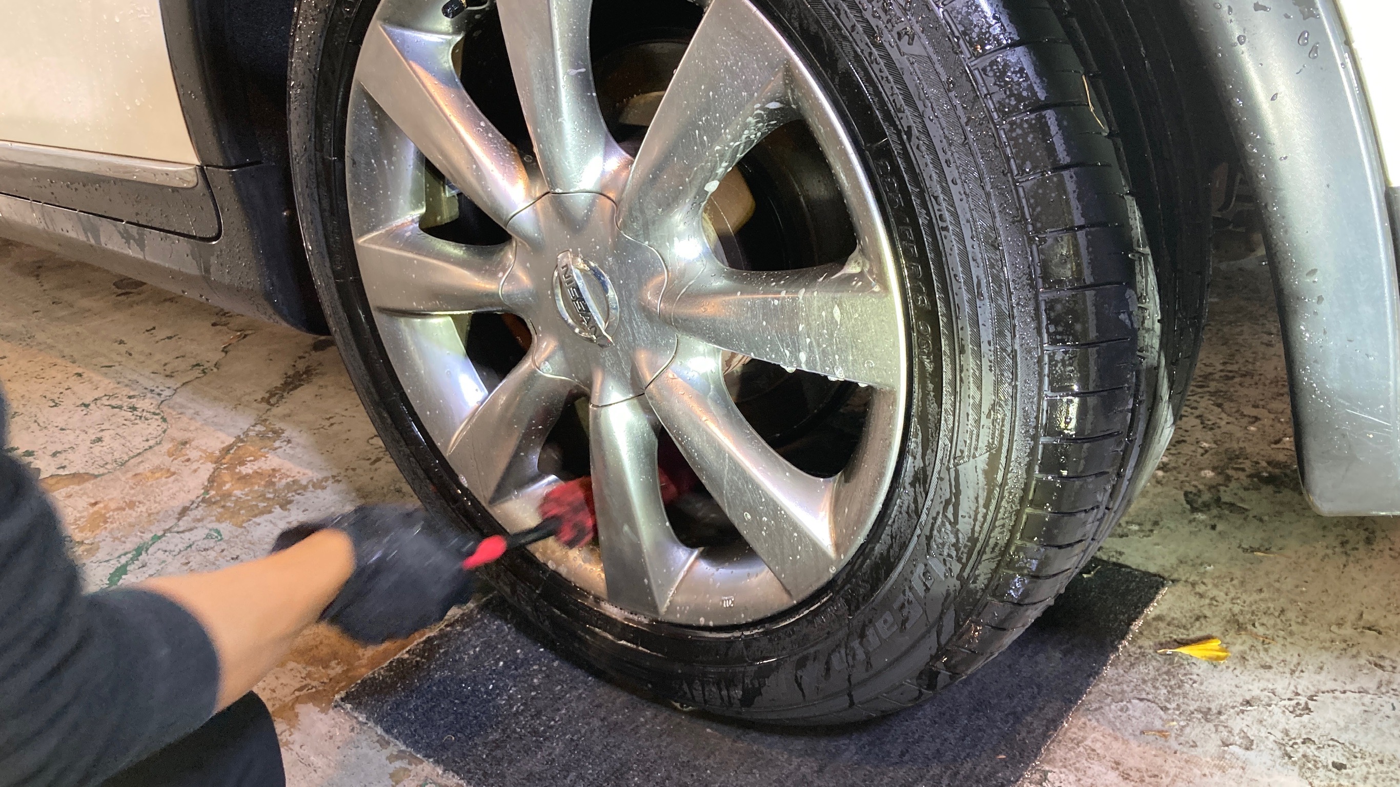 日産・スカイライン：クラスＭ施工：下地処理工程：ホイールを洗っている様子