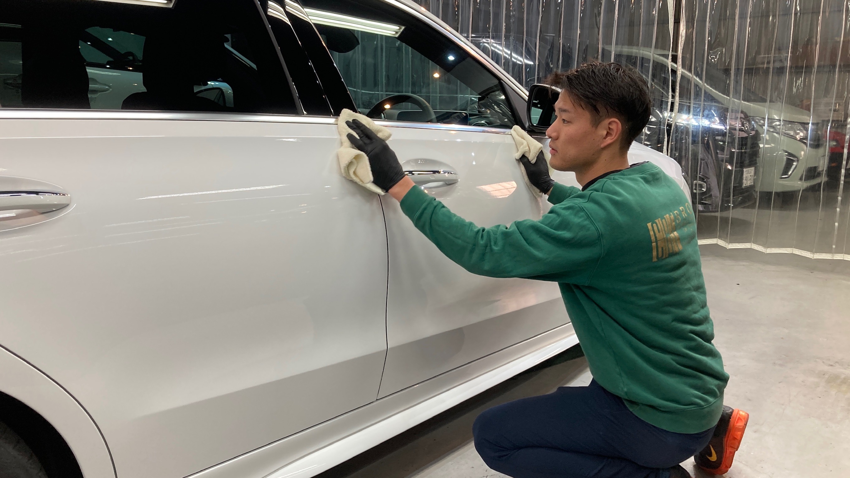 メルセデス・ベンツ・Cクラス：クラスM施工：仕上げ作業工程：コーティング剤を塗布し拭き上げている様子２
