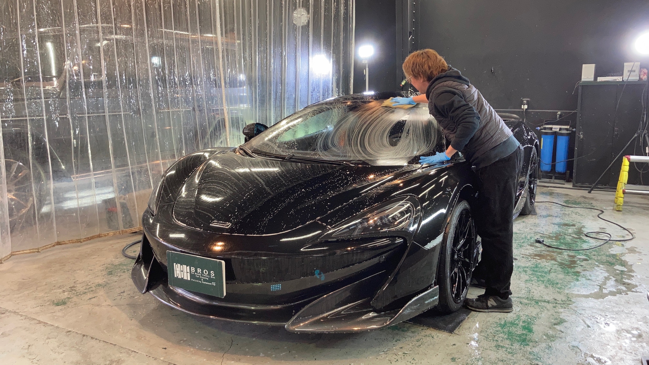 マクラーレン・６００LT：アドバンスド施工：下地処理工程：洗車をしている様子