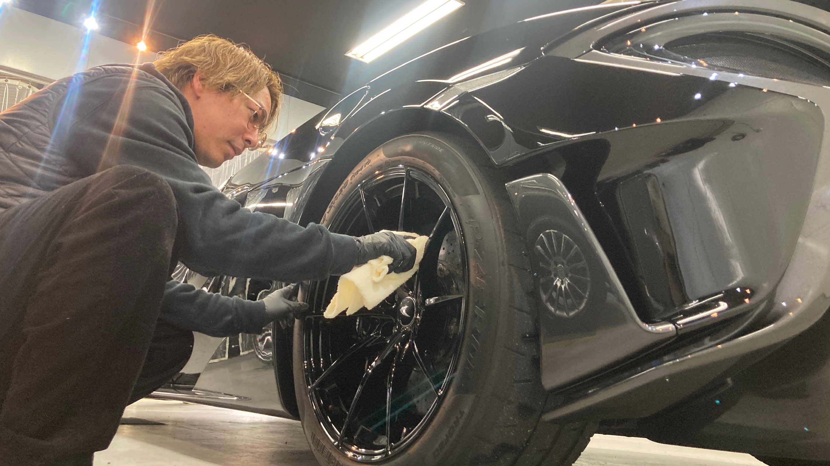 マクラーレン・６００LT：アドバンスド施工：仕上げ作業工程：ホイールを拭き上げている様子