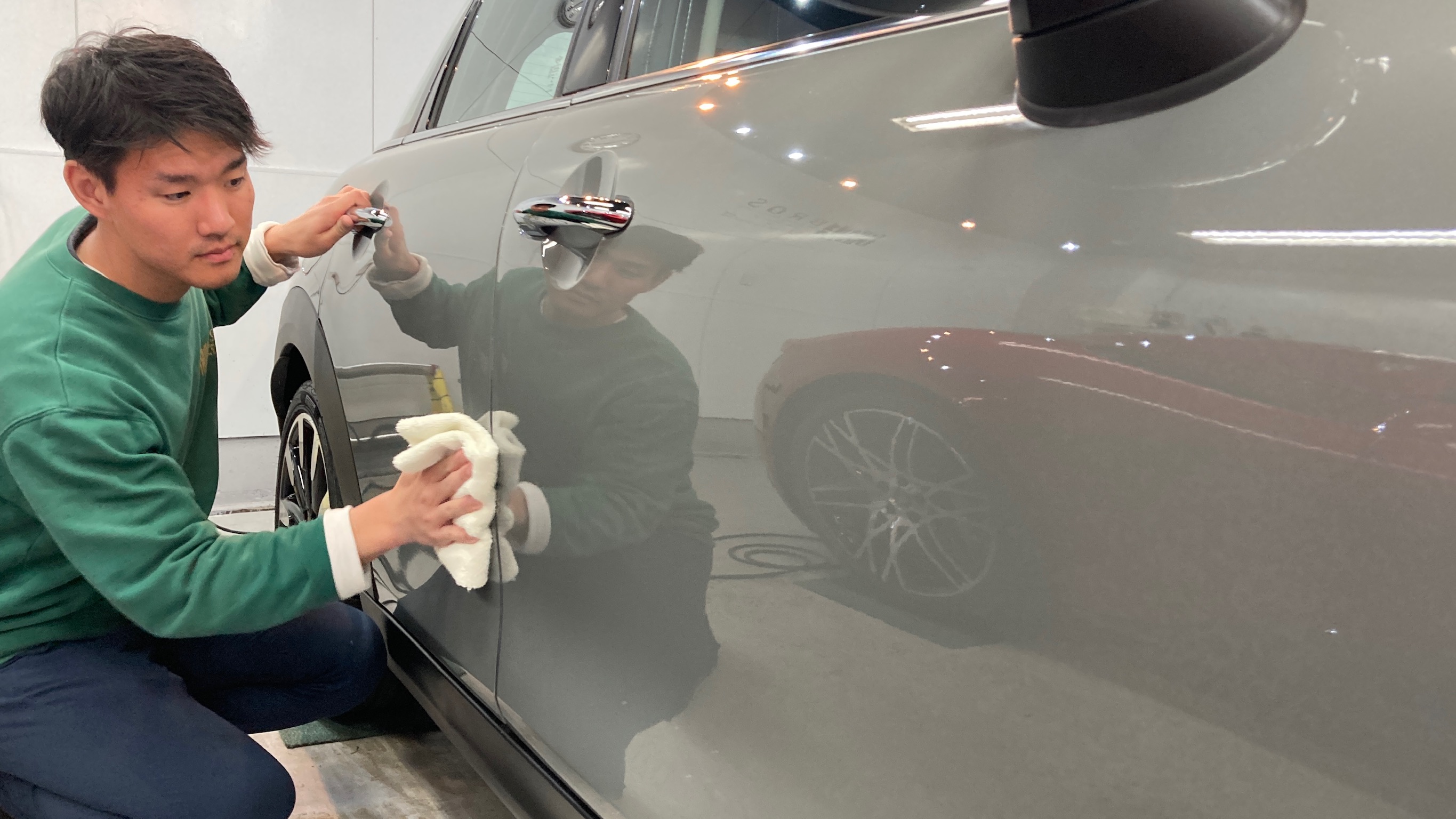 MINI・ミニクーパー：クラスM施工：仕上げ作業工程：コーティング剤を塗布後、レベリングしている様子