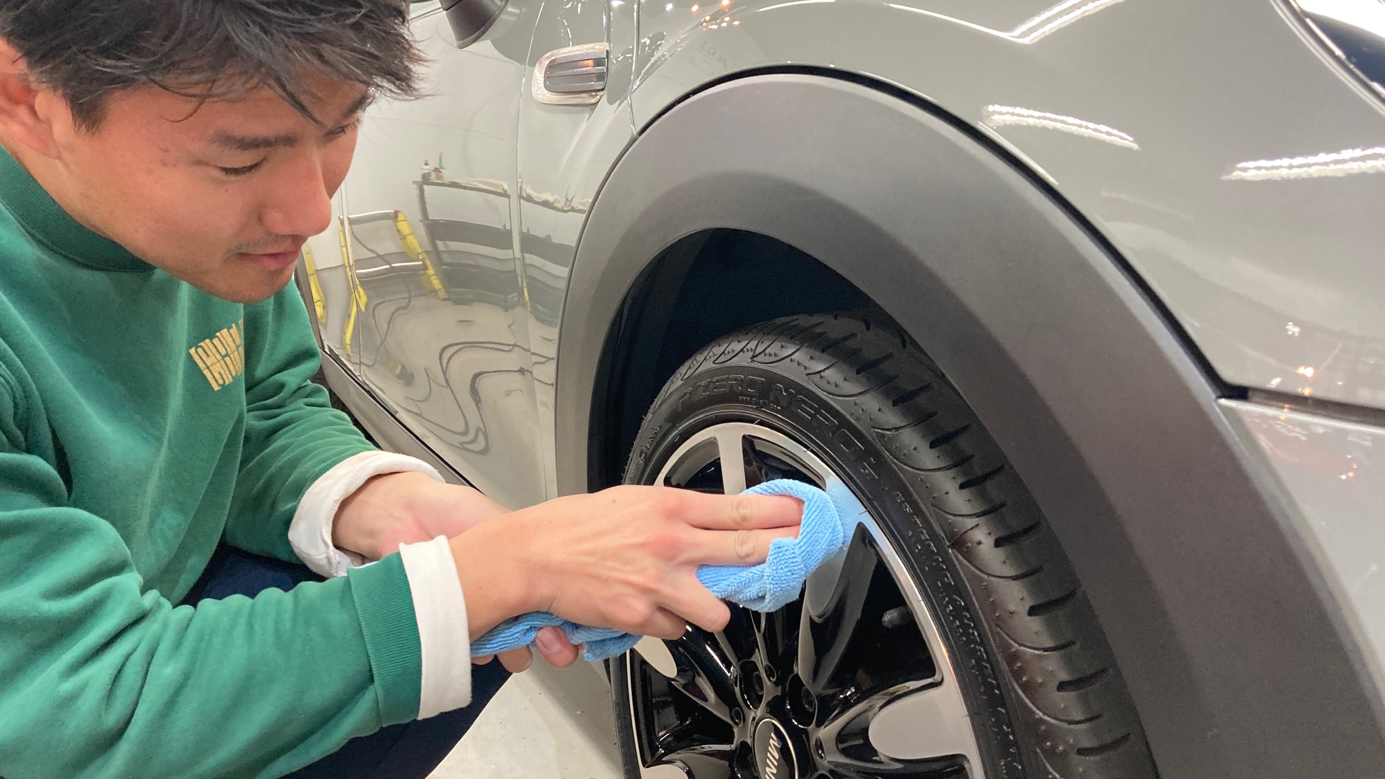 MINI・ミニクーパー：クラスM施工：仕上げ作業工程：ホイールを拭き上げている様子