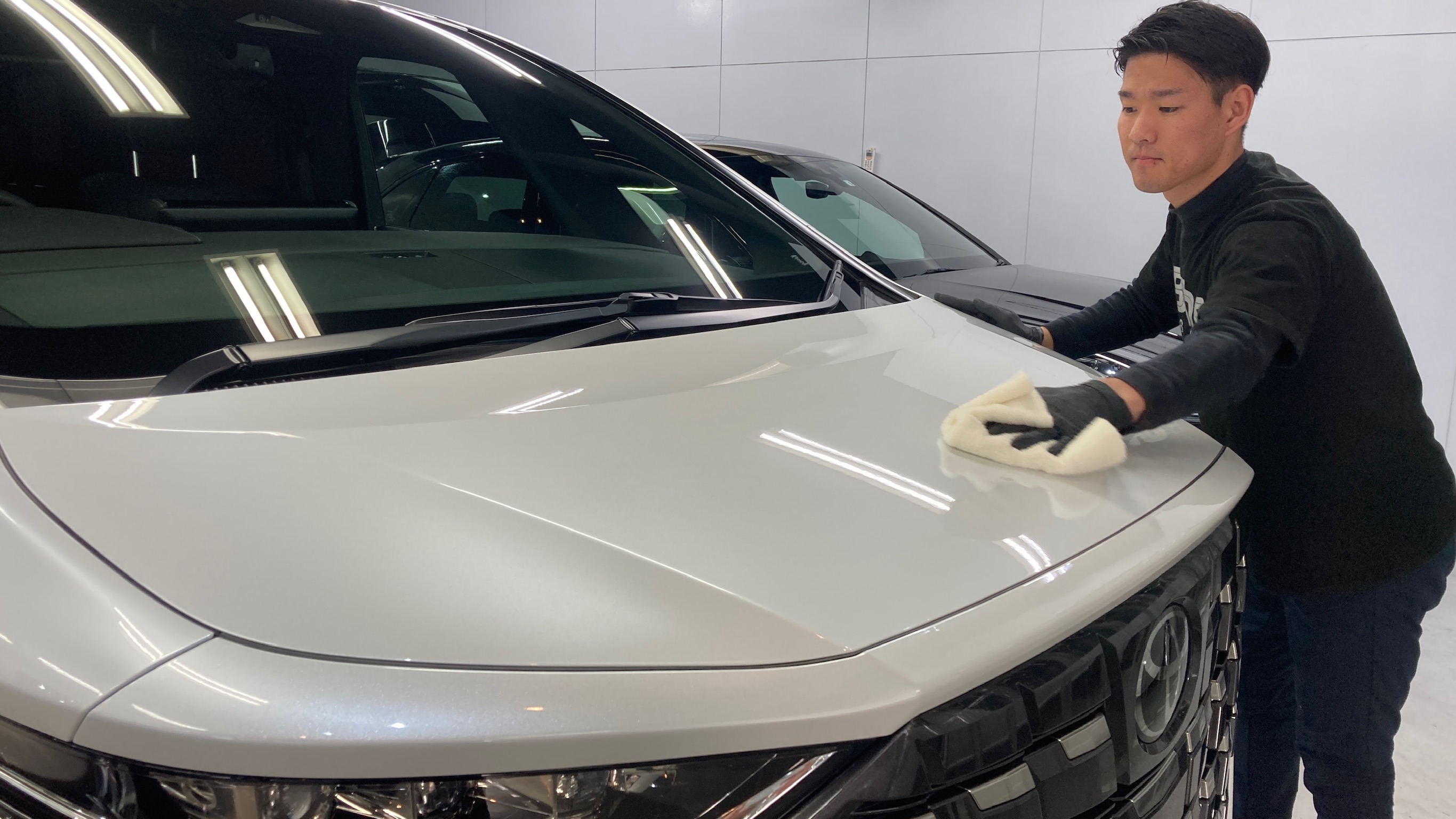 トヨタ・アルファード：クラスM施工：仕上げ作業工程：コーティング剤を塗布しレベリングしている様子１