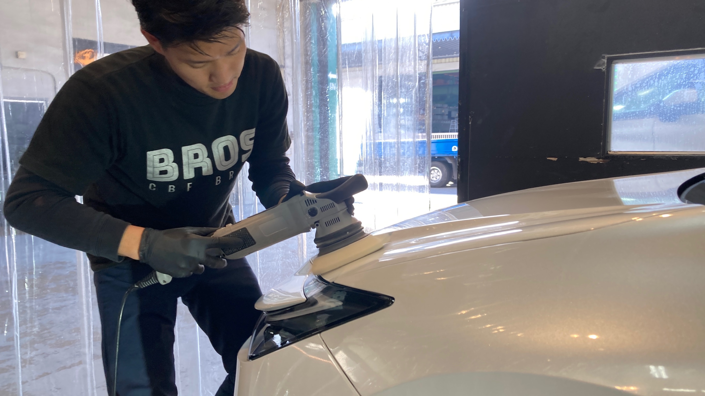 トヨタ・プリウス：クラスM施工：下地処理工程：ボンネッﾄを研磨している様子２
