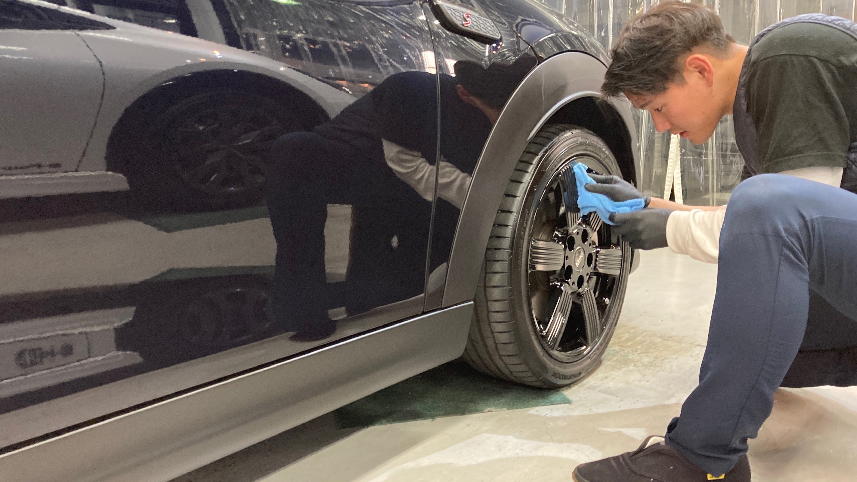 MINI・ミニクーパー５ドア：クラスM施工：仕上げ作業工程：ホイールコーティングをしている様子
