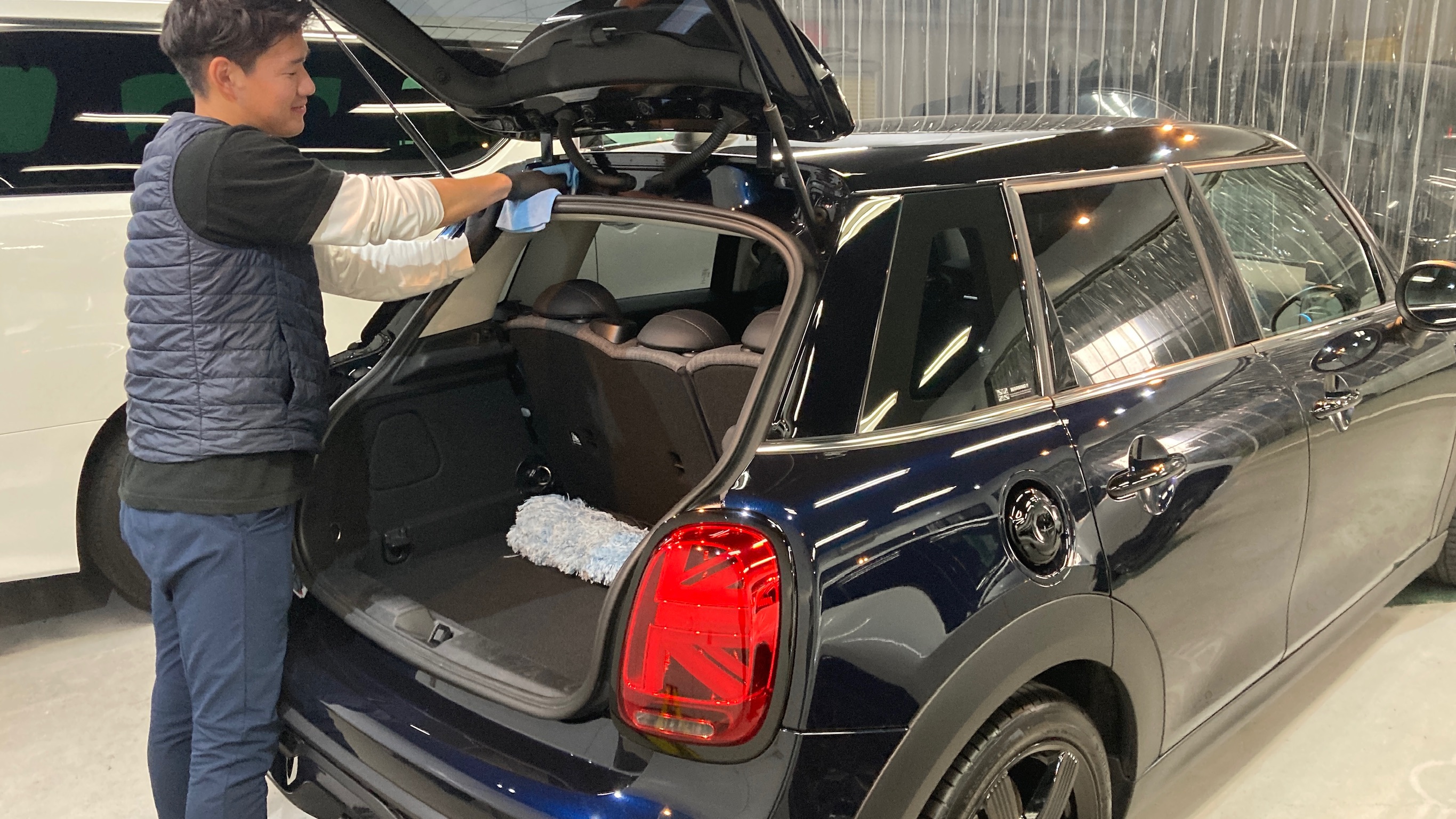 MINI・ミニクーパー５ドア：クラスM施工：仕上げ作業工程：エッジを拭き上げている様子２