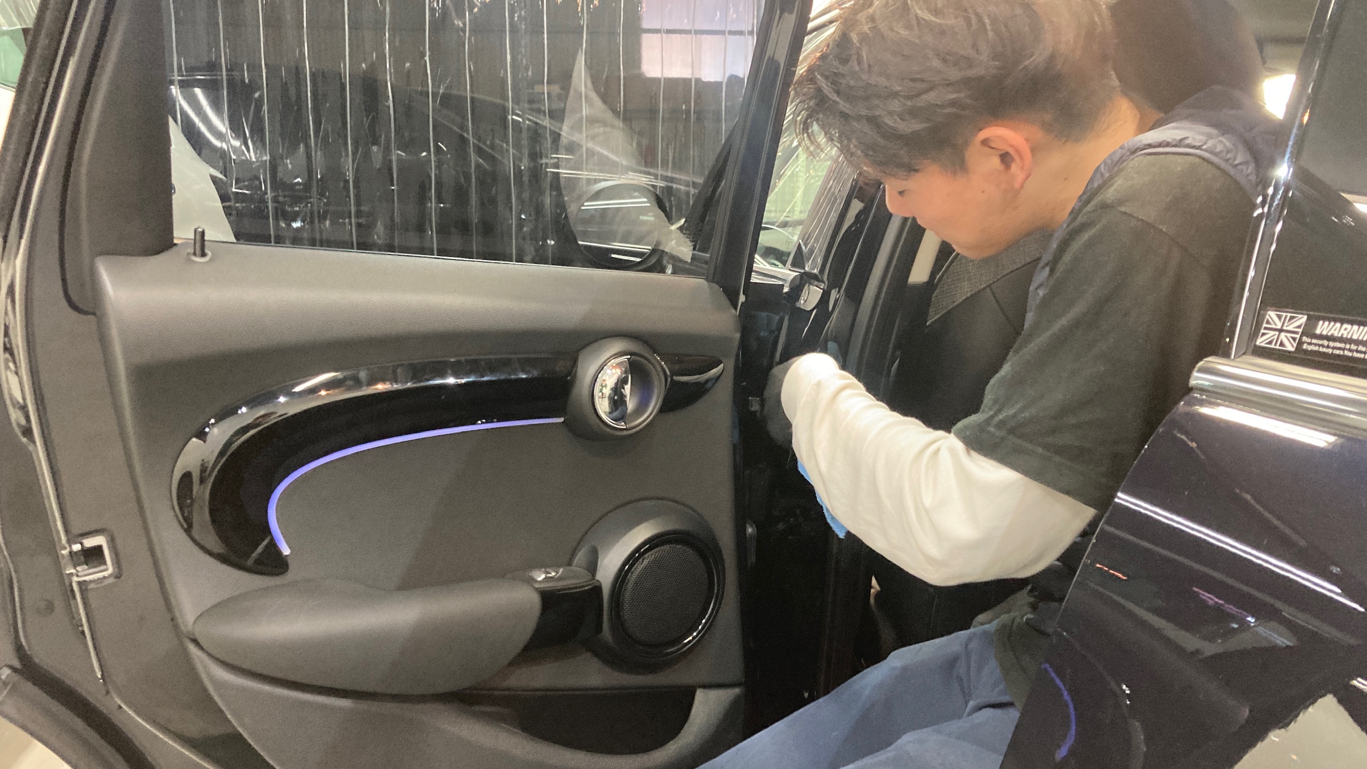 MINI・ミニクーパー５ドア：クラスM施工：仕上げ作業工程：エッジを拭き上げている様子１