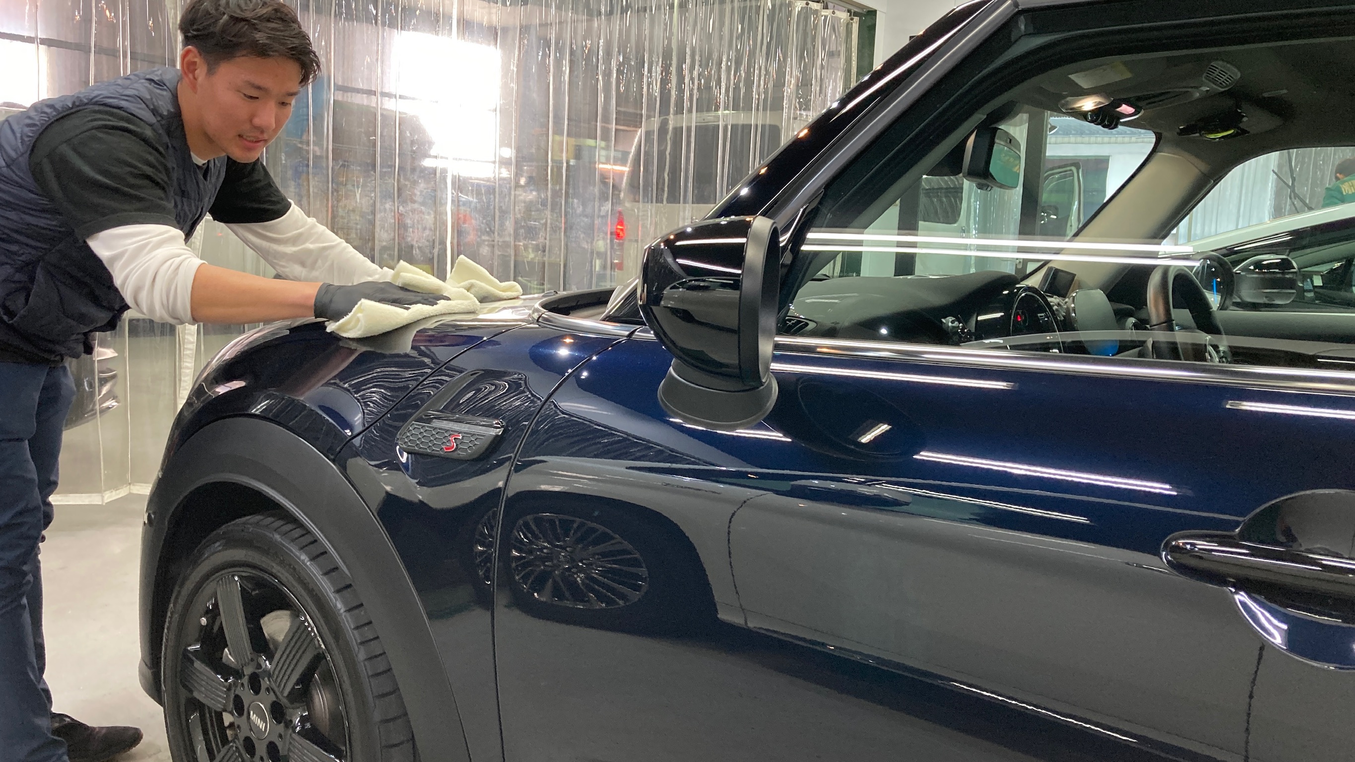 MINI・ミニクーパー５ドア：クラスM施工：仕上げ作業工程：コーティング剤を塗布しレベリングしている様子１