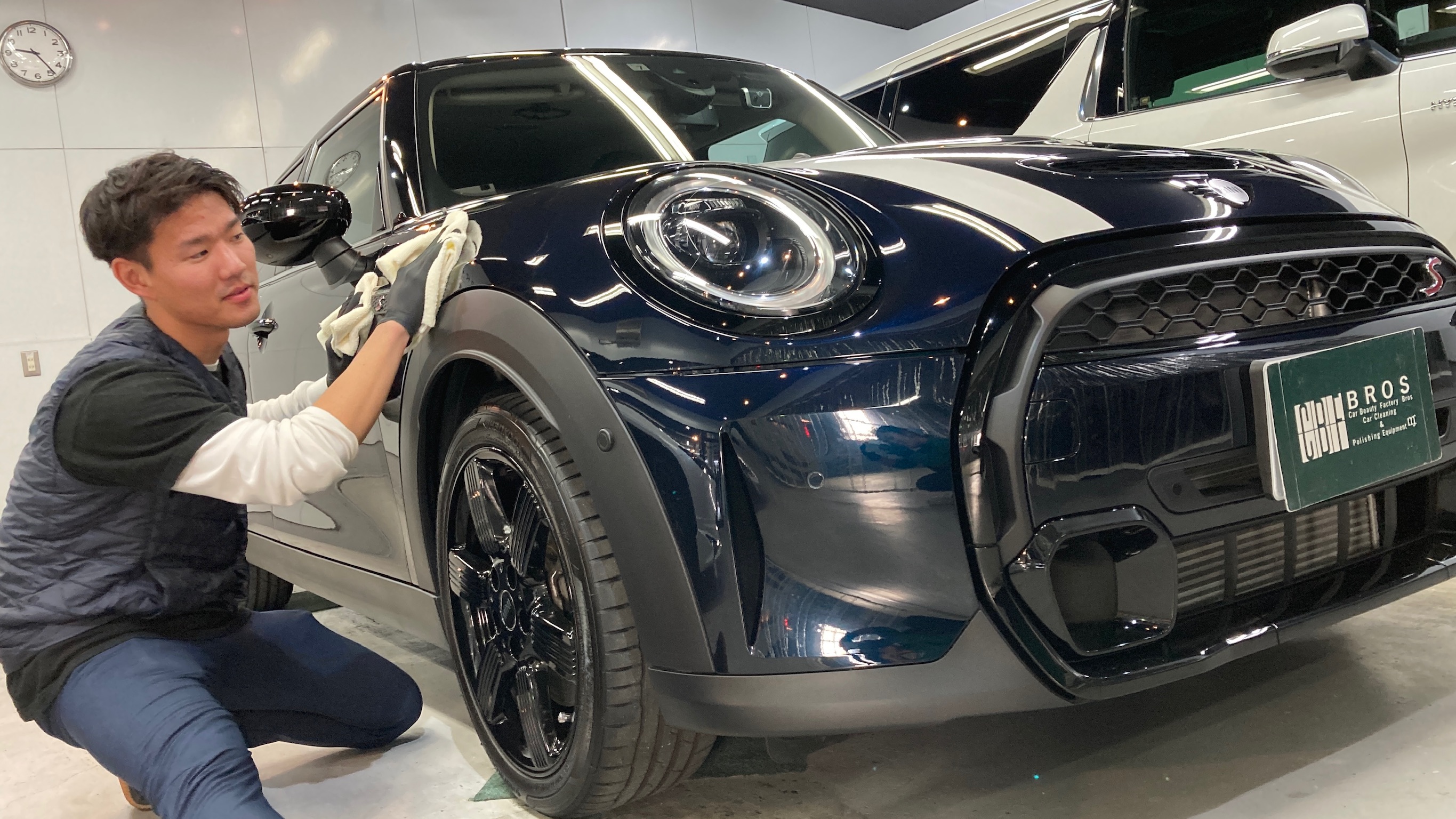MINI・ミニクーパー５ドア：クラスM施工：仕上げ作業工程：コーティング剤を塗布しレベリングしている様子２