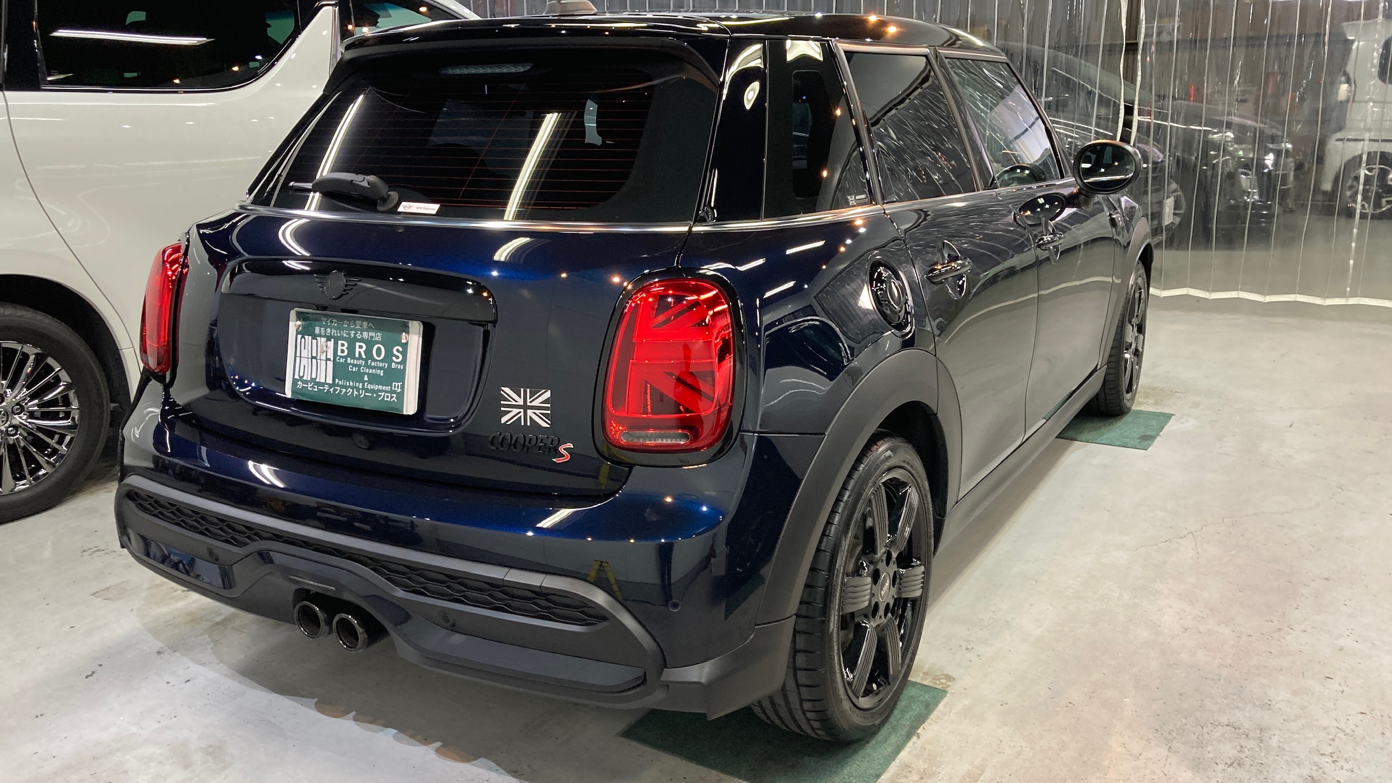 MINI・ミニクーパー５ドア：クラスM施工：完成写真：右リアバンパーの写真