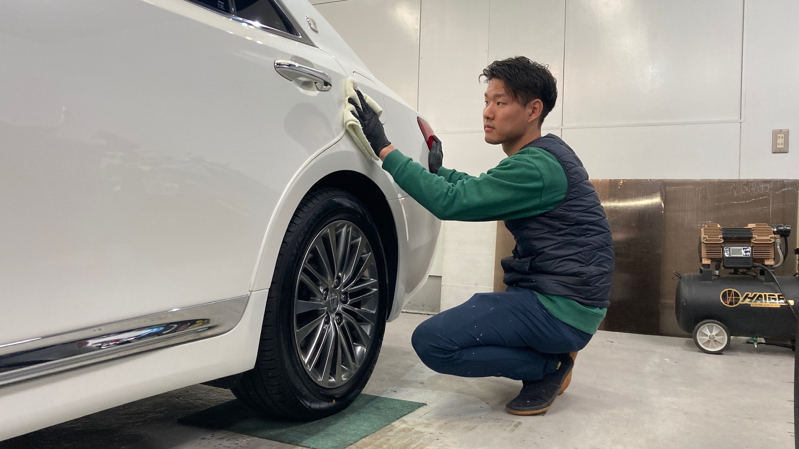 トヨタ・クラウン：クラスM施工：仕上げ作業工程：コーティング剤を塗布しレベリングしている様子１