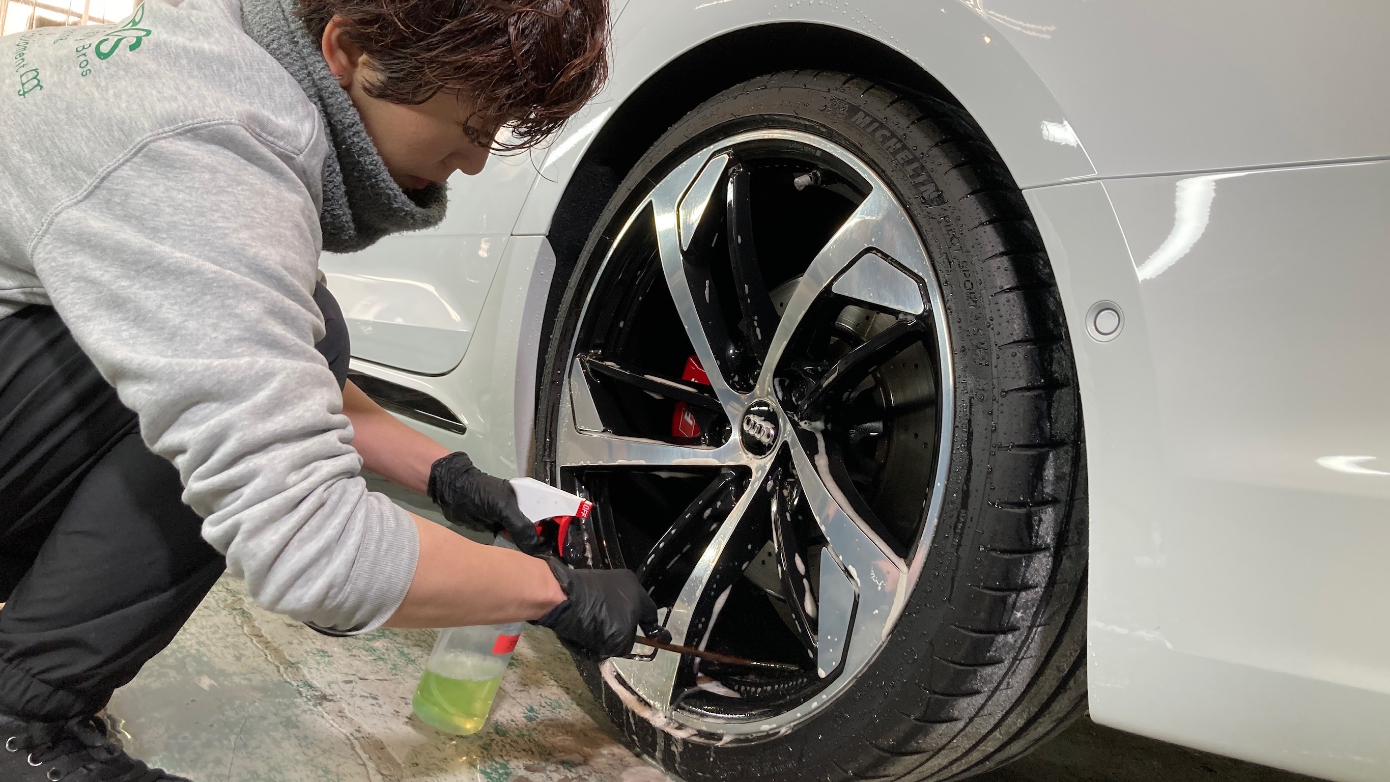 アウディ・RS5：クラスM施工：下地処理工程：ホイールを洗浄している様子