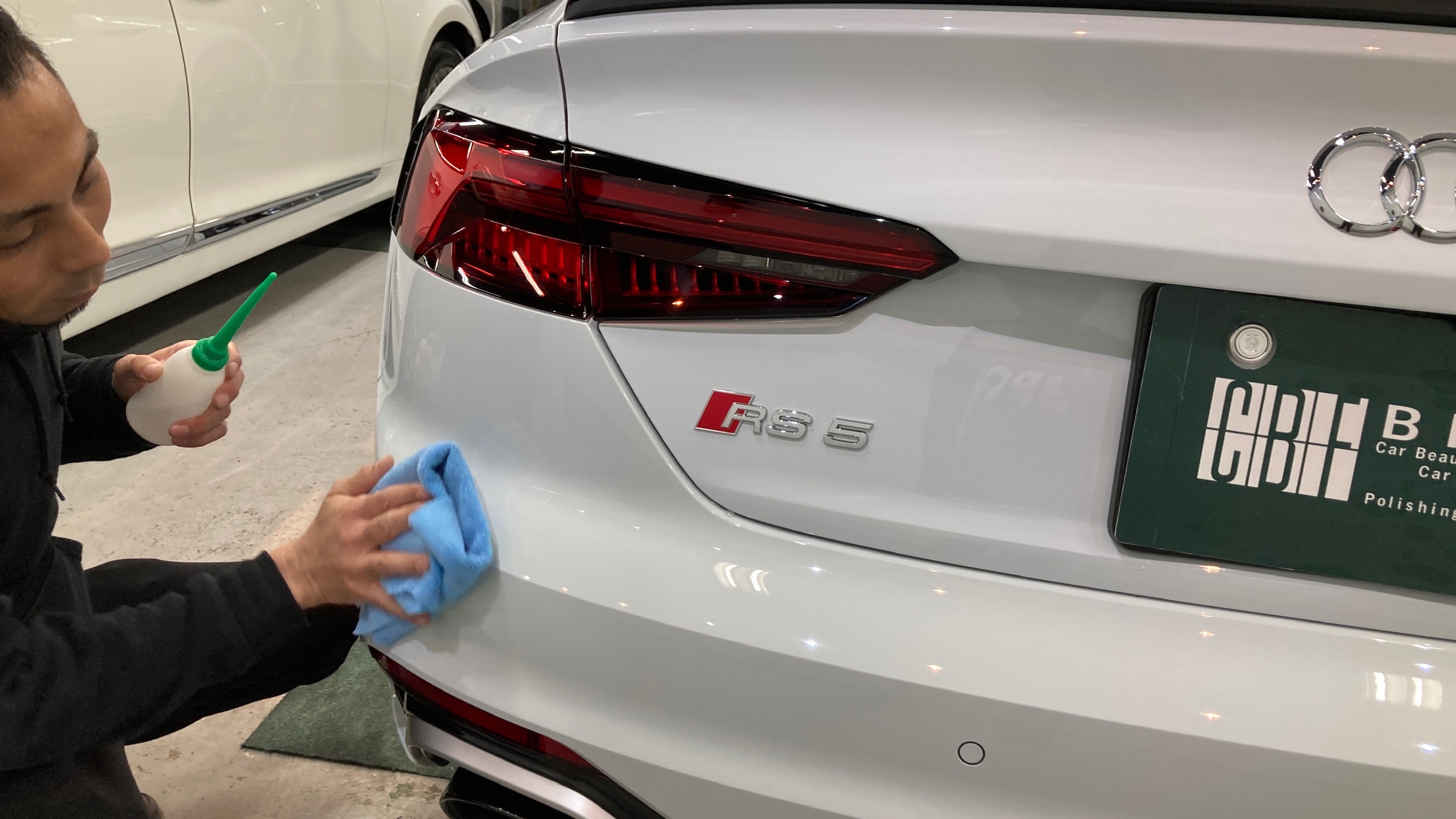 アウディ・RS5：クラスM施工：仕上げ作業工程：コーティング剤を塗布している様子
