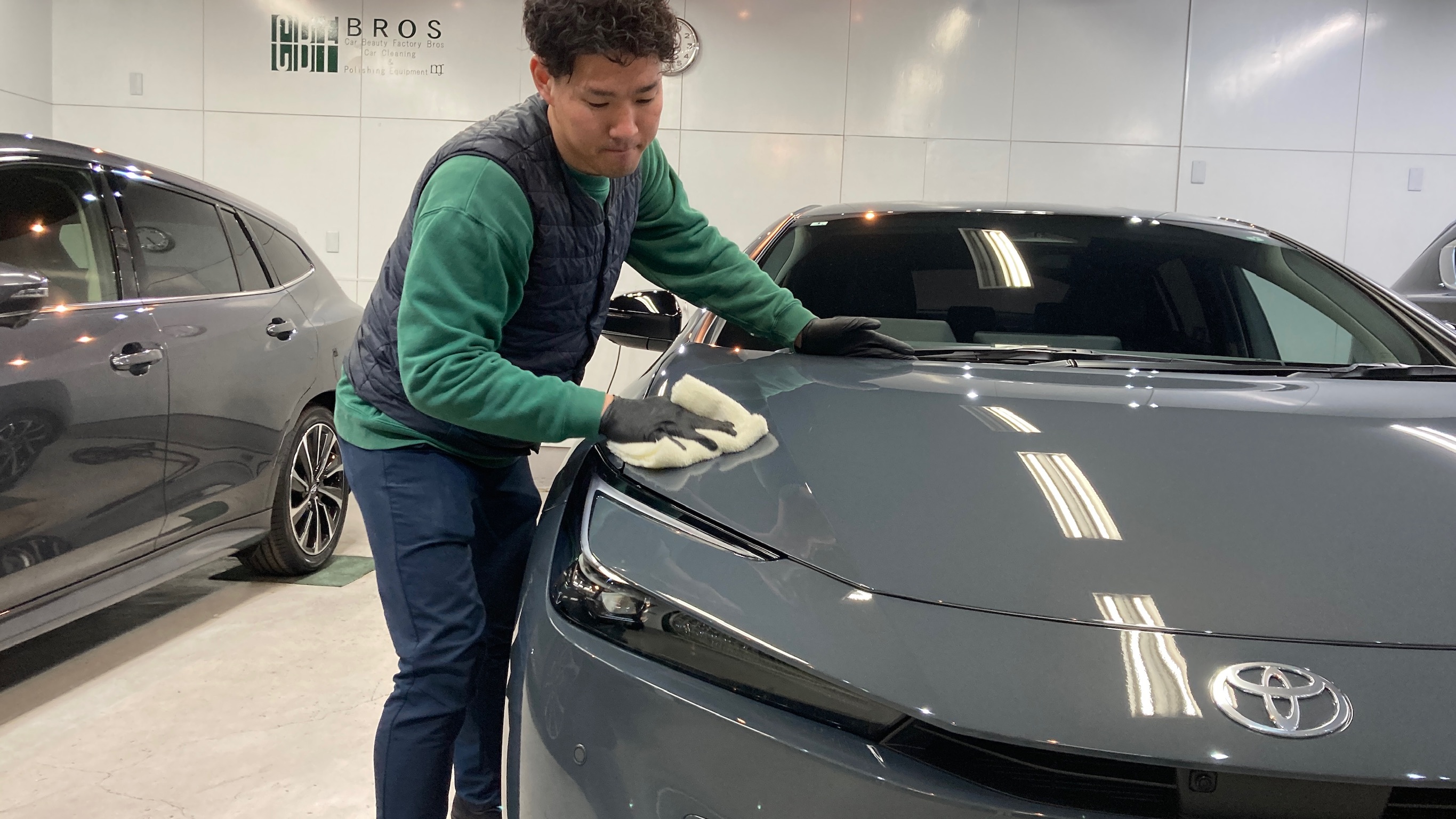 トヨタ・プリウス：仕上げ作業工程：コーティング剤を塗布し、レベリングしている様子１