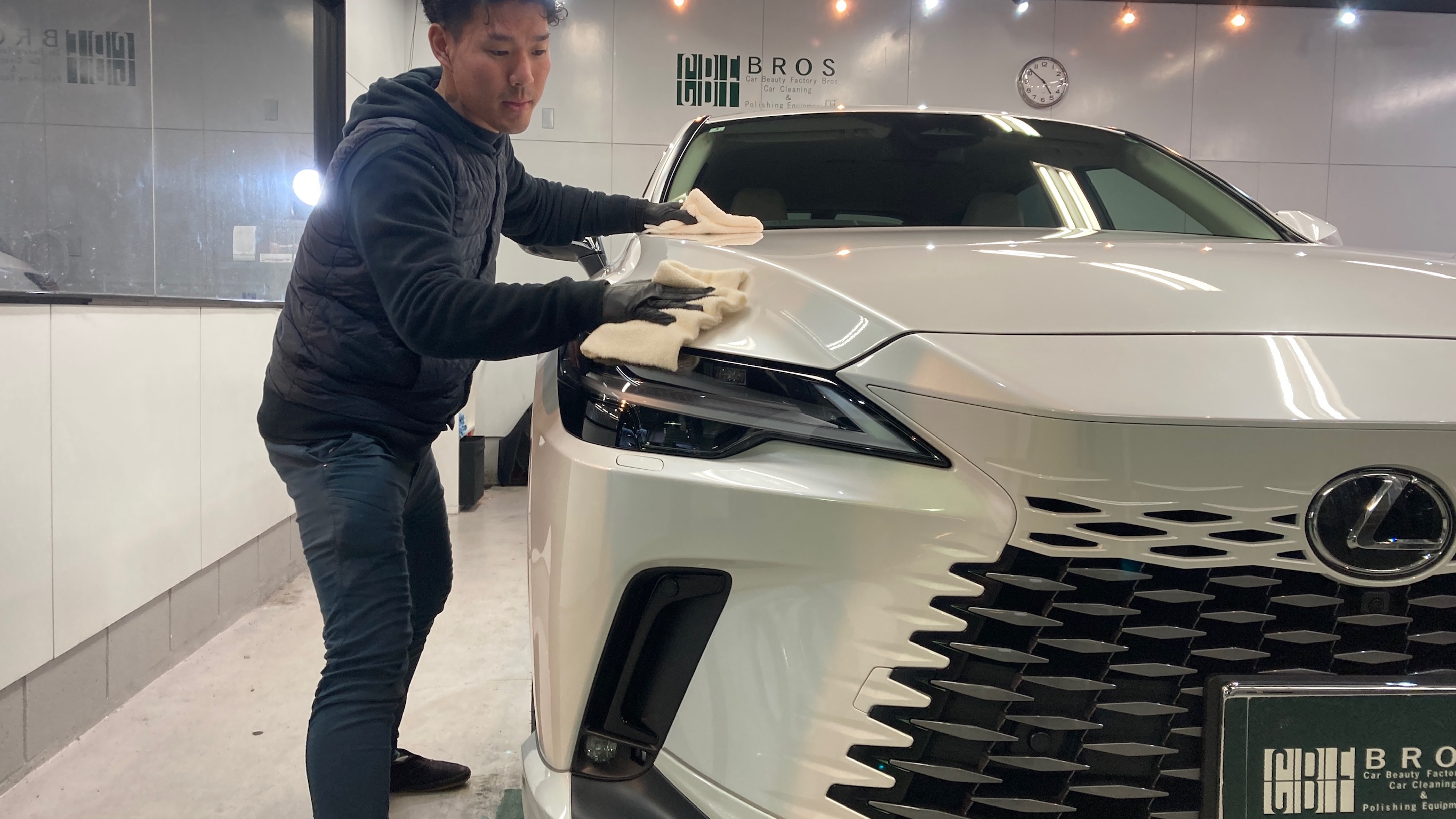 レクサス・RX：クラスM施工：仕上げ作業工程：コーティング剤を塗布してレベリングしている様子１