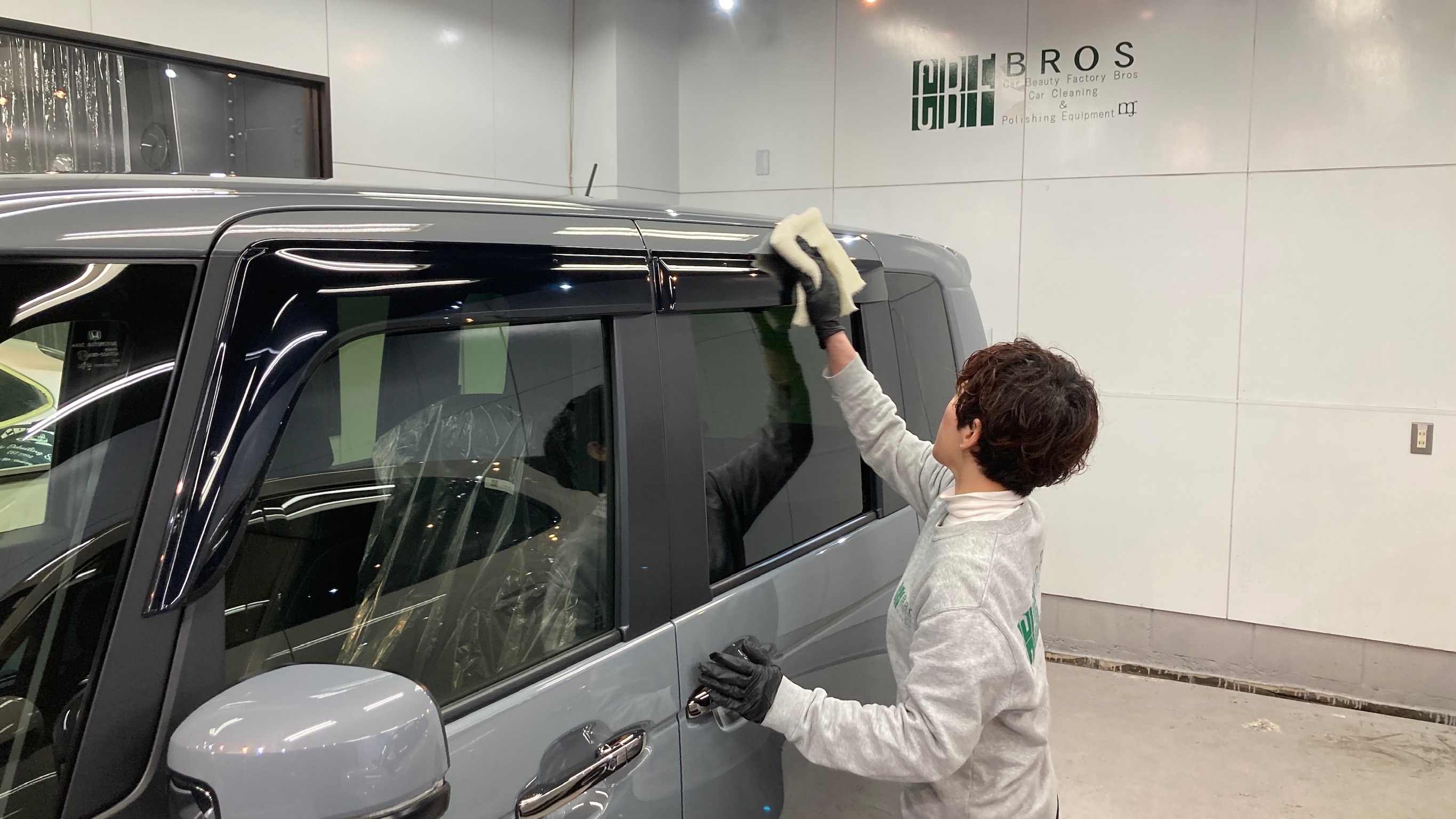 ホンダ・N-BOX：クラスM施工：仕上げ作業工程：コーティング剤を塗布しレベリングしている様子２