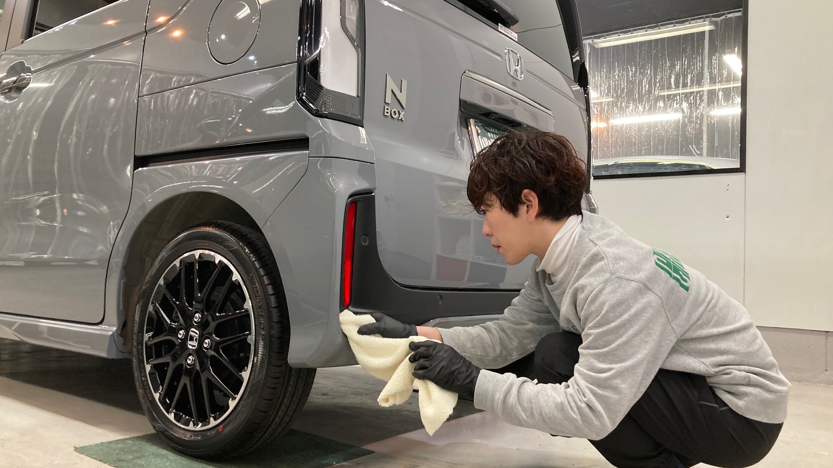 ホンダ・N-BOX：クラスM施工：仕上げ作業工程：細部を拭き上げている様子