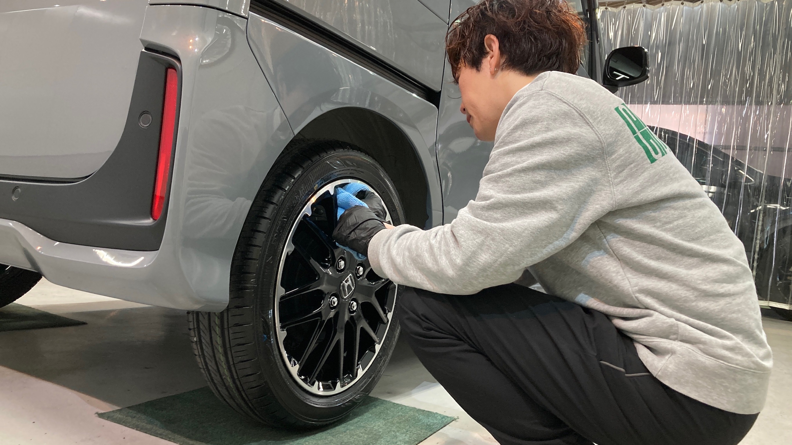 ホンダ・N-BOX：クラスM施工：仕上げ作業工程：ホイールを拭き上げている様子