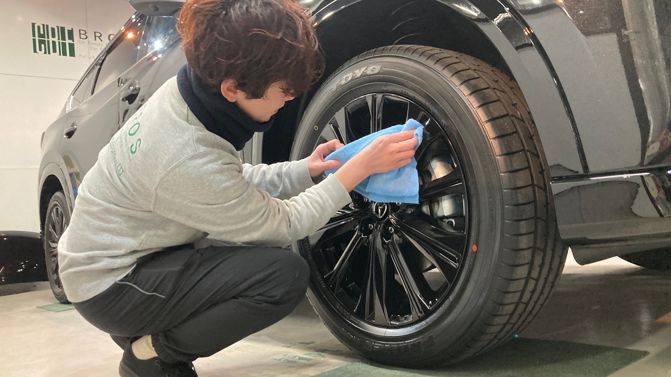 マツダ・CX-8：クラスM施工：仕上げ作業工程：ホイールを拭き上げている様子
