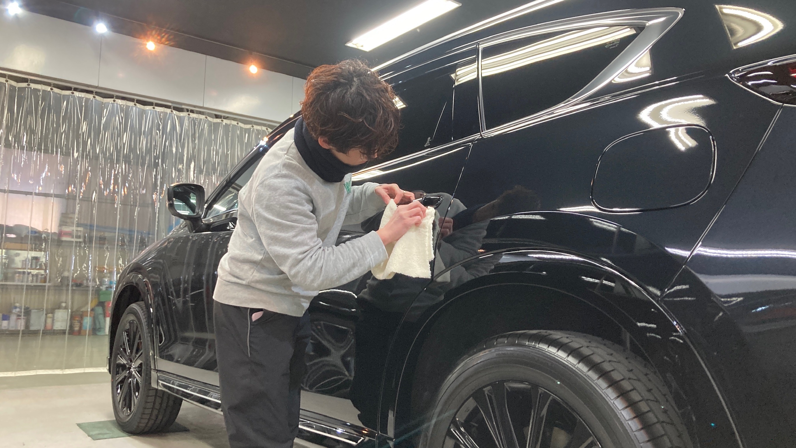 マツダ・CX-8：クラスM施工：仕上げ作業工程：細部を拭き上げている様子