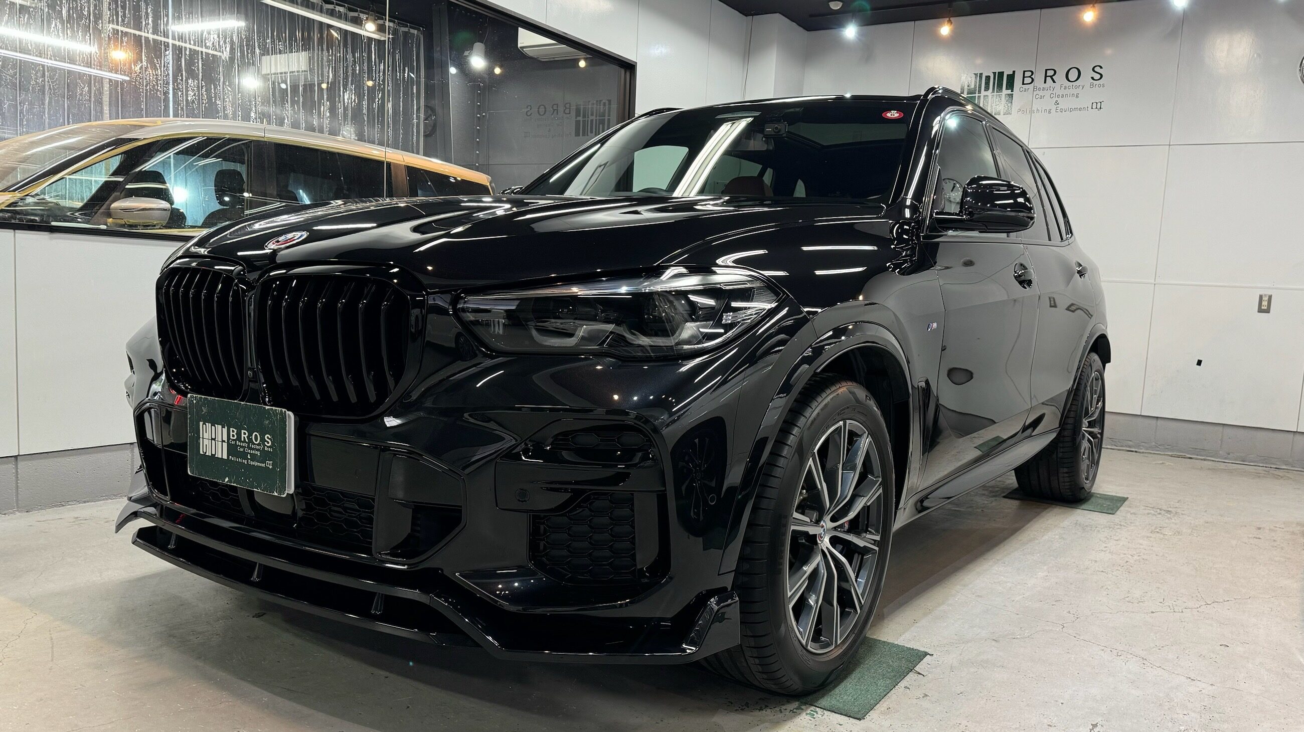 BMW・X5：セラミックコーティング施工：完成写真：左フロントバンパーの写真