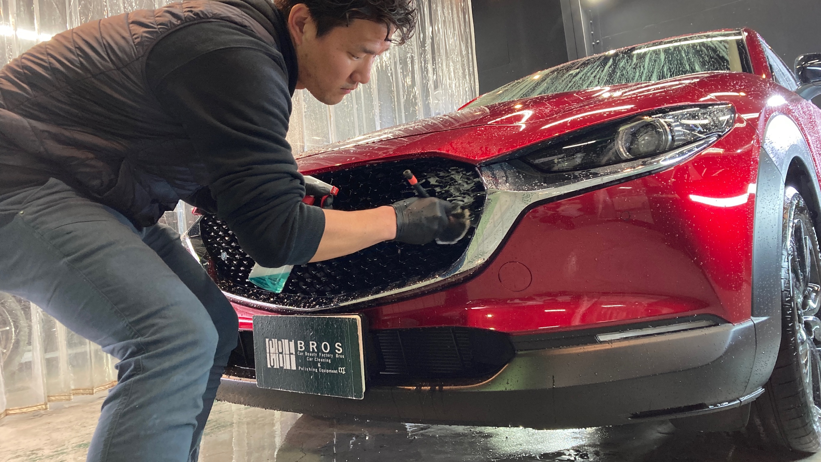 マツダ・CX30：クラスM施工：下地処理工程：洗浄している様子３
