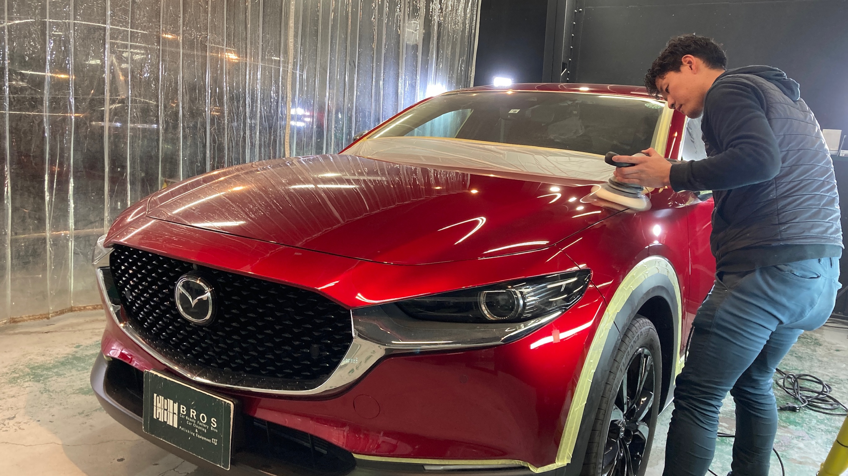 マツダ・CX30：クラスM施工：下地処理工程：研磨している様子１　