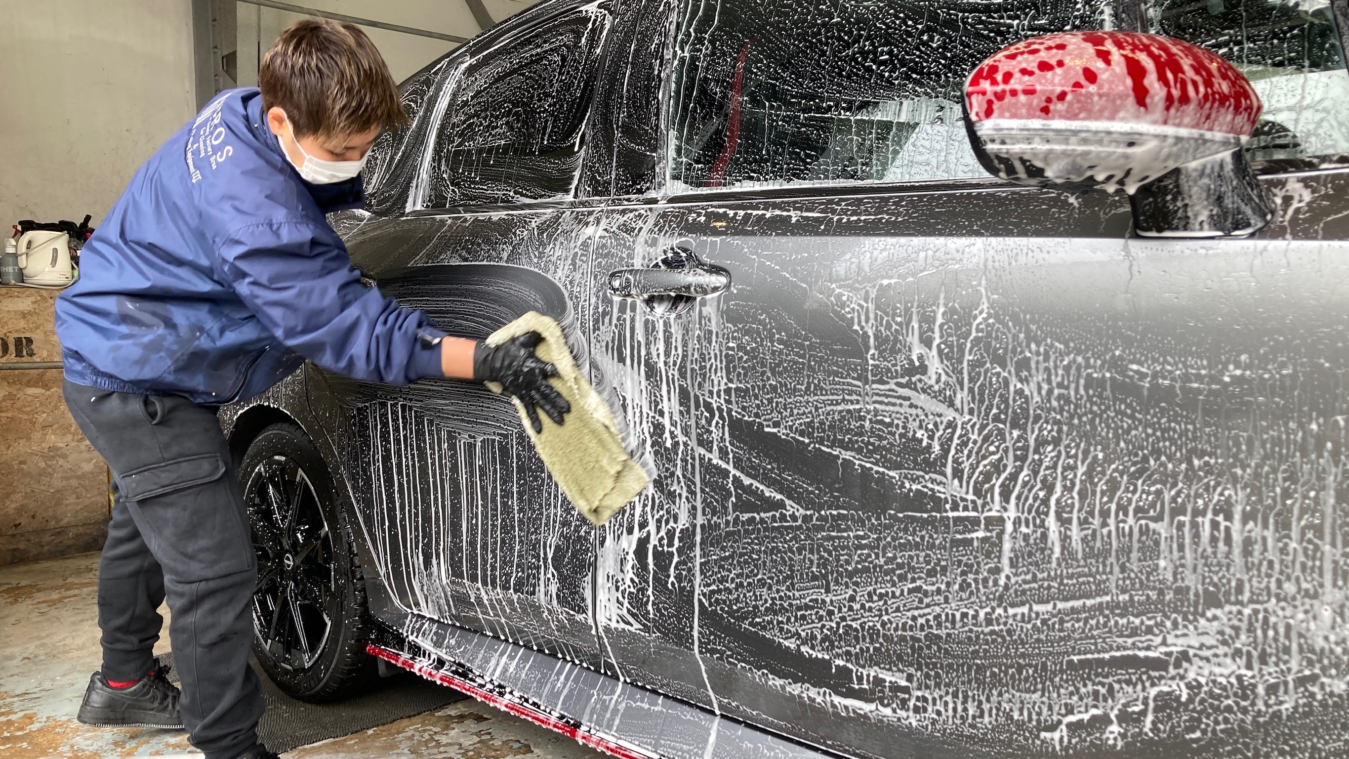 日産・ノート：クラスM施工：下地処理工程：ボディを洗車している様子