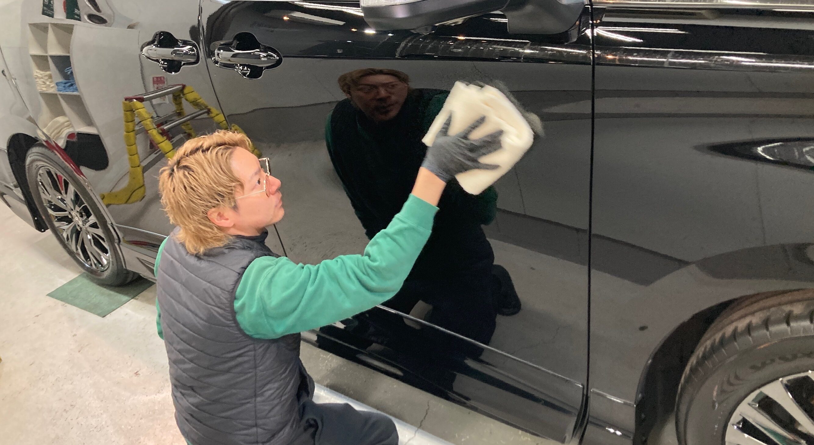 トヨタ・ヴェルファイア：クラスM施工：仕上げ作業工程：コーティング剤を塗布し、レベリングしている様子２