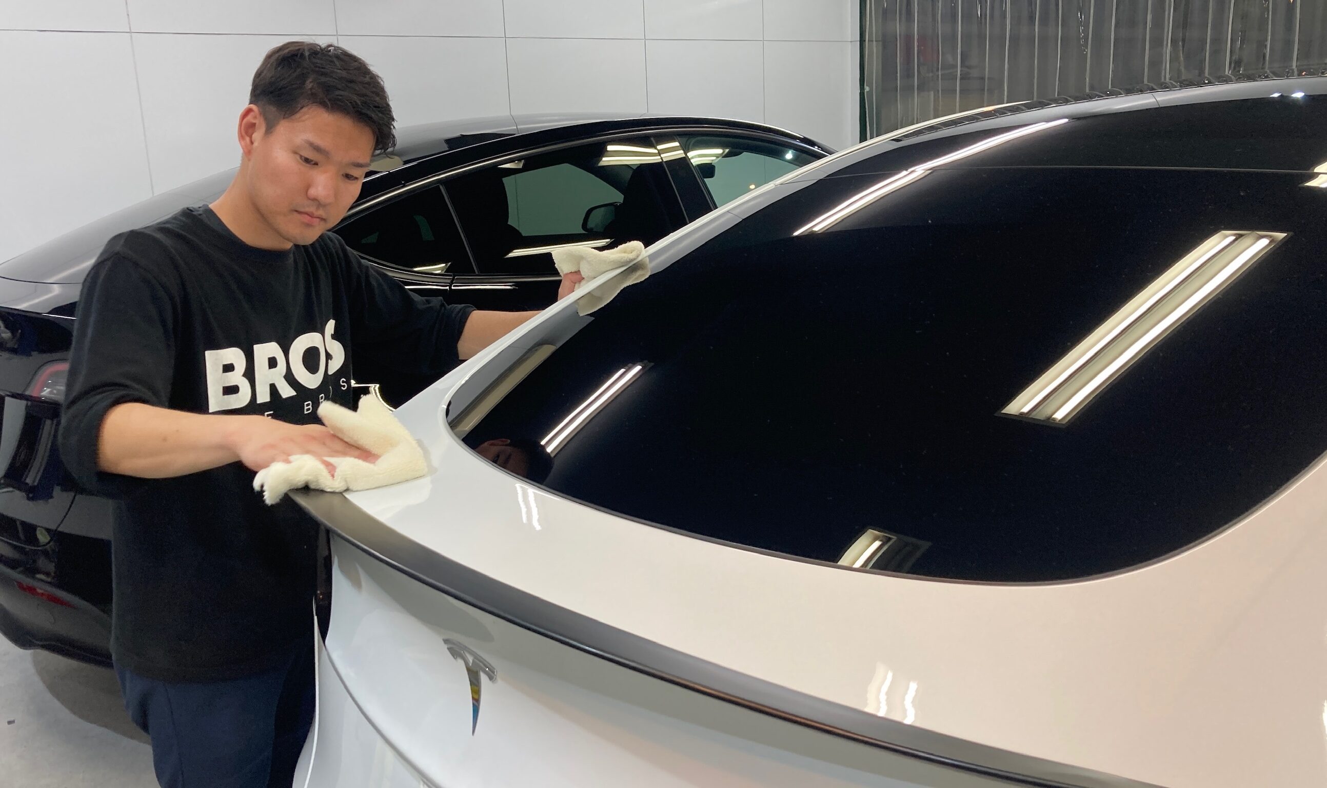 テスラ・モデルY：クラスＭ施工：仕上げ作業工程：コーティング剤を塗布し、レベリングしている様子１