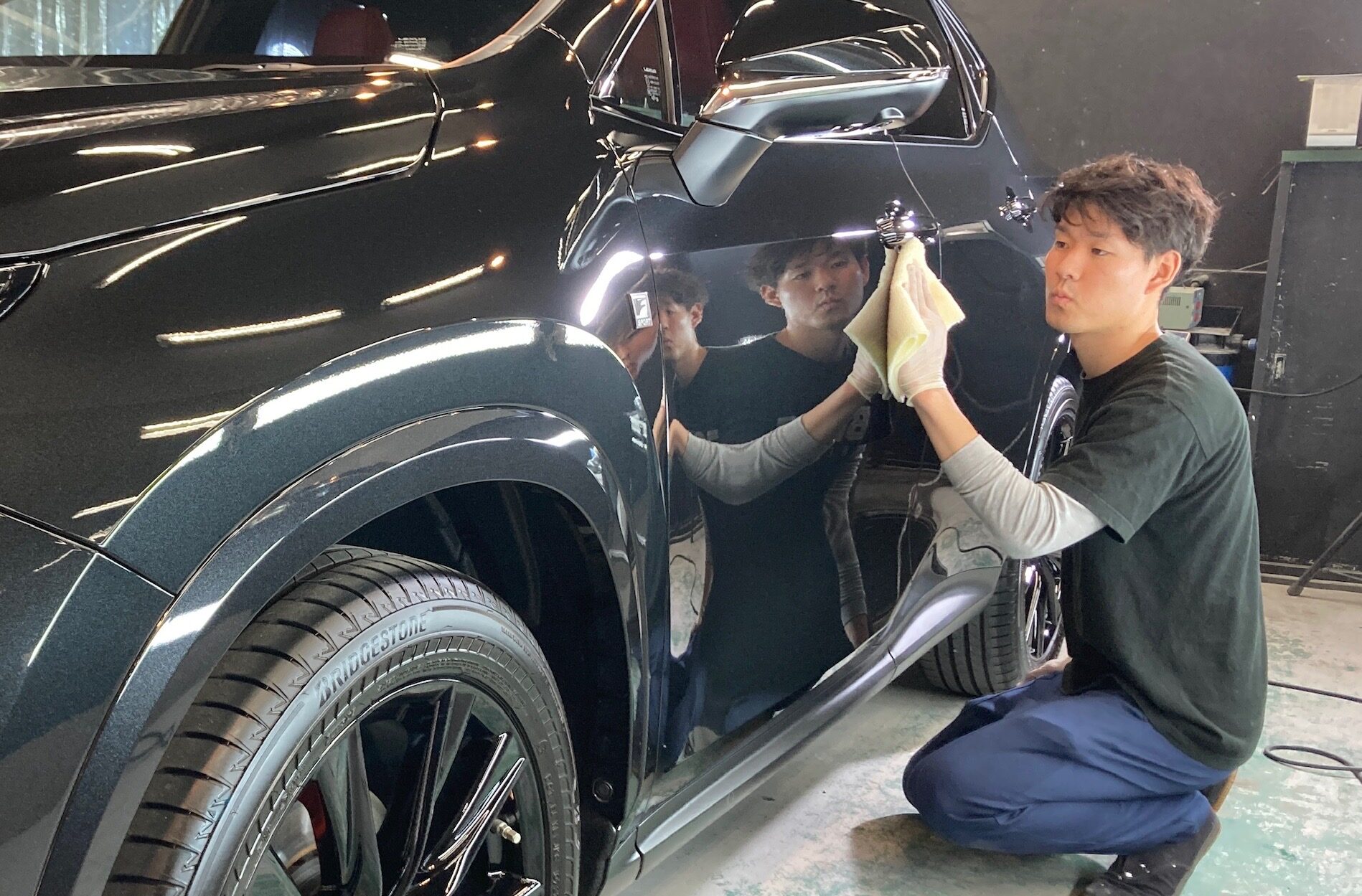ホンダ・ZR-V：クラスＭ施工：仕上げ作業工程：コーティング剤を塗布し、レベリングしている様子１